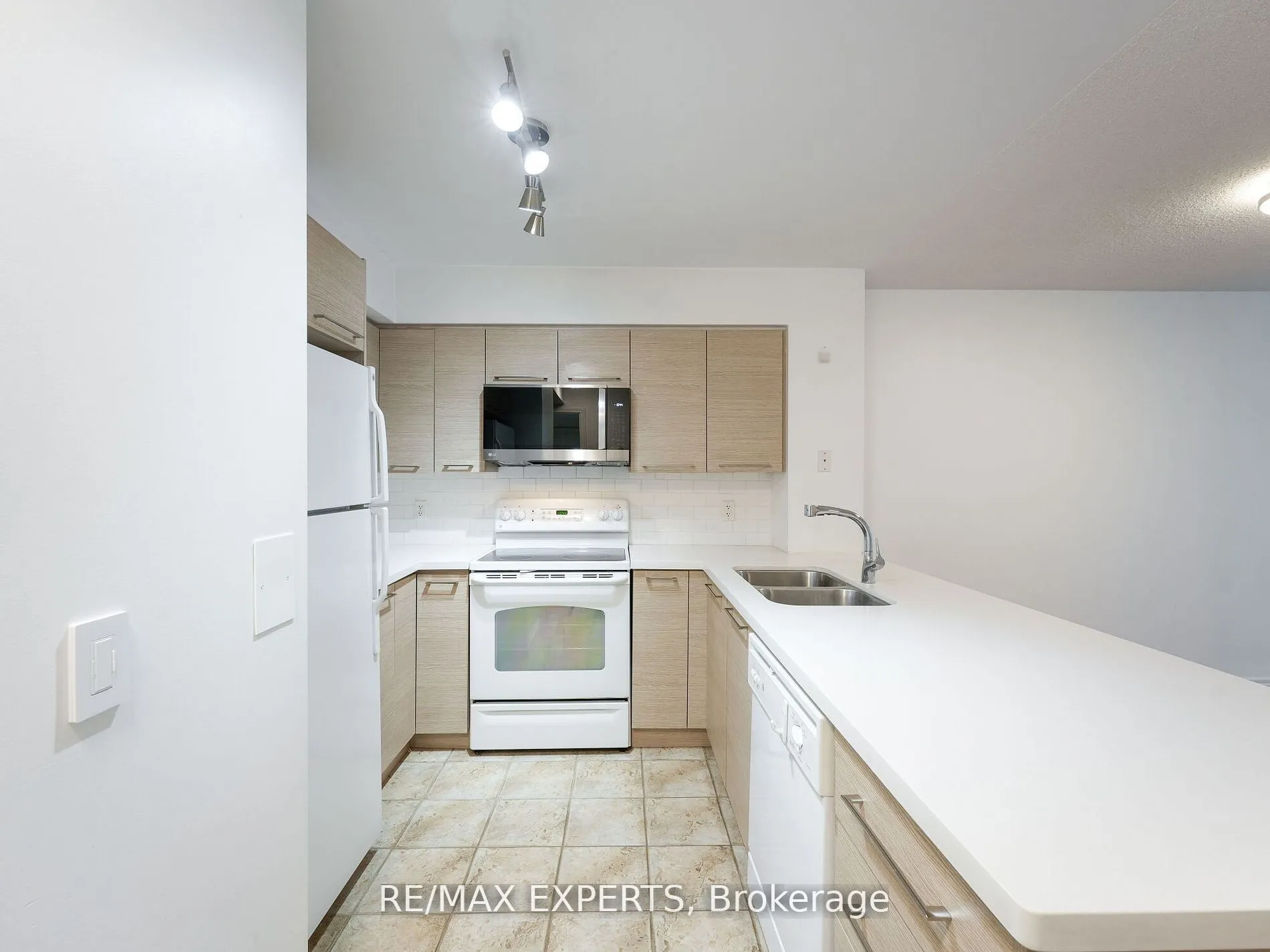 30 Grand Trunk Crescent, #812