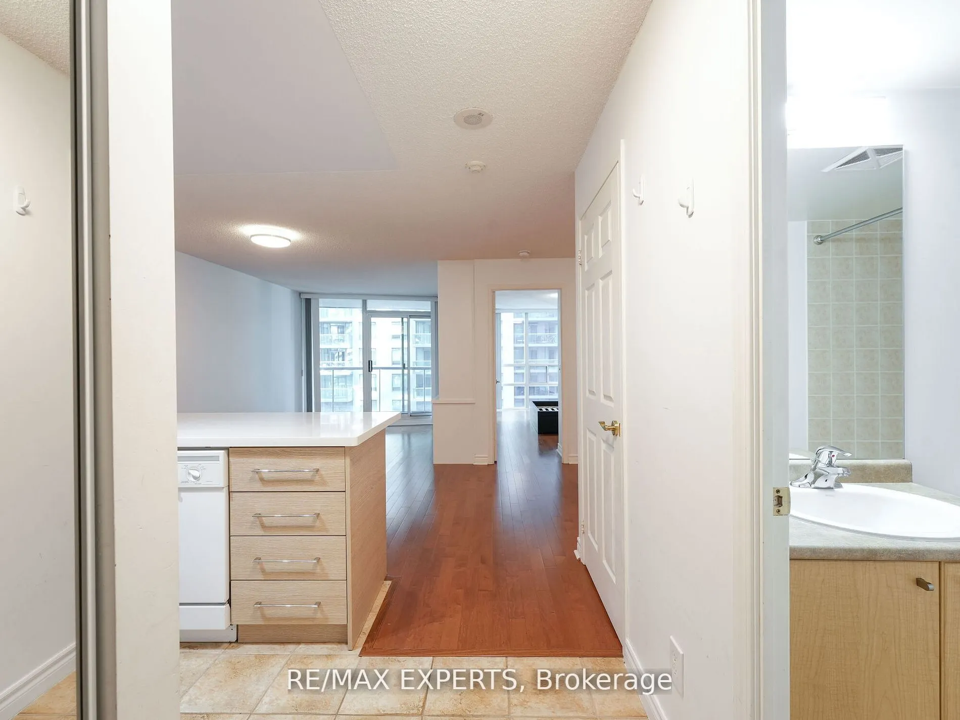 30 Grand Trunk Crescent, #812