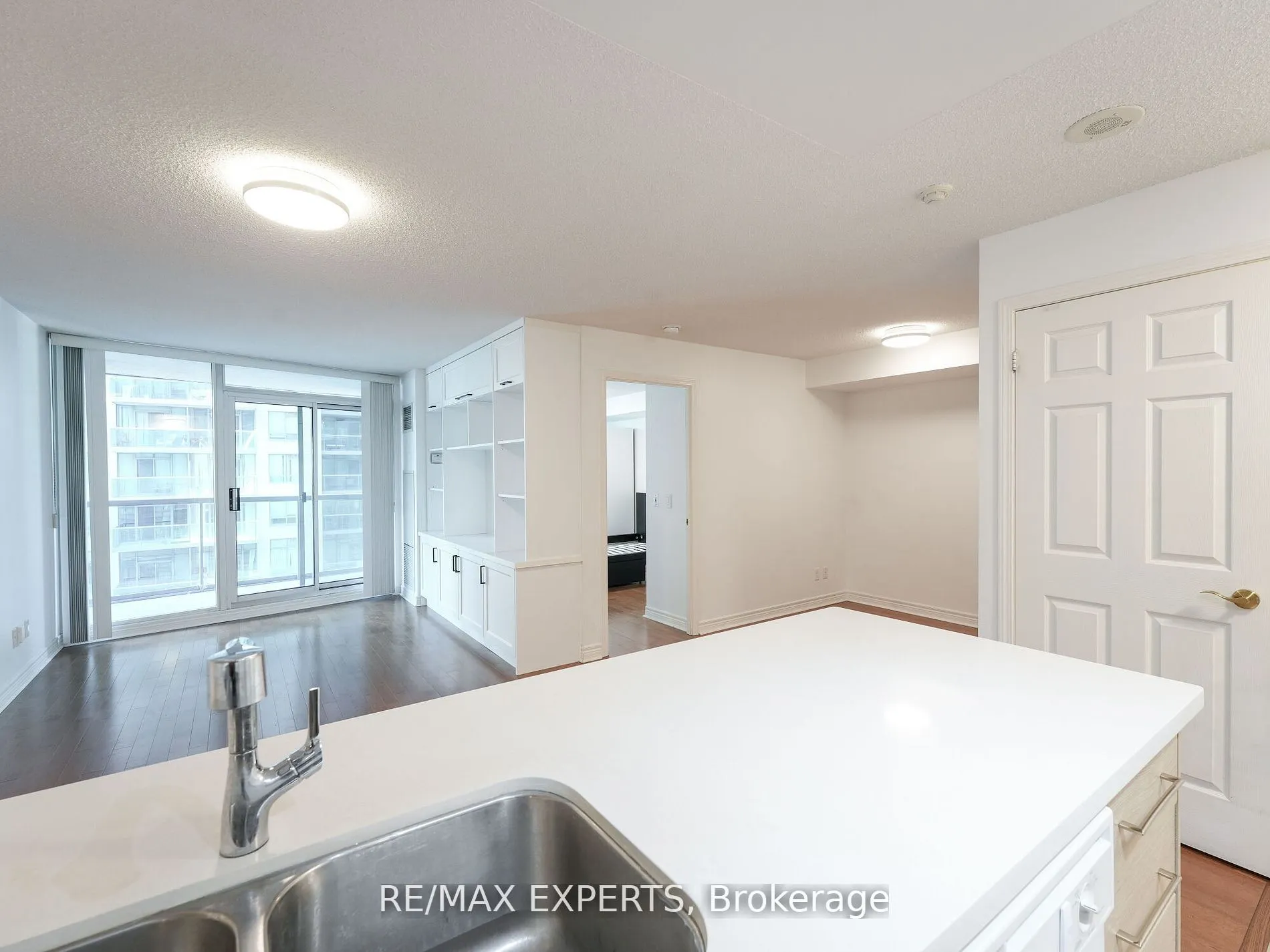 30 Grand Trunk Crescent, #812