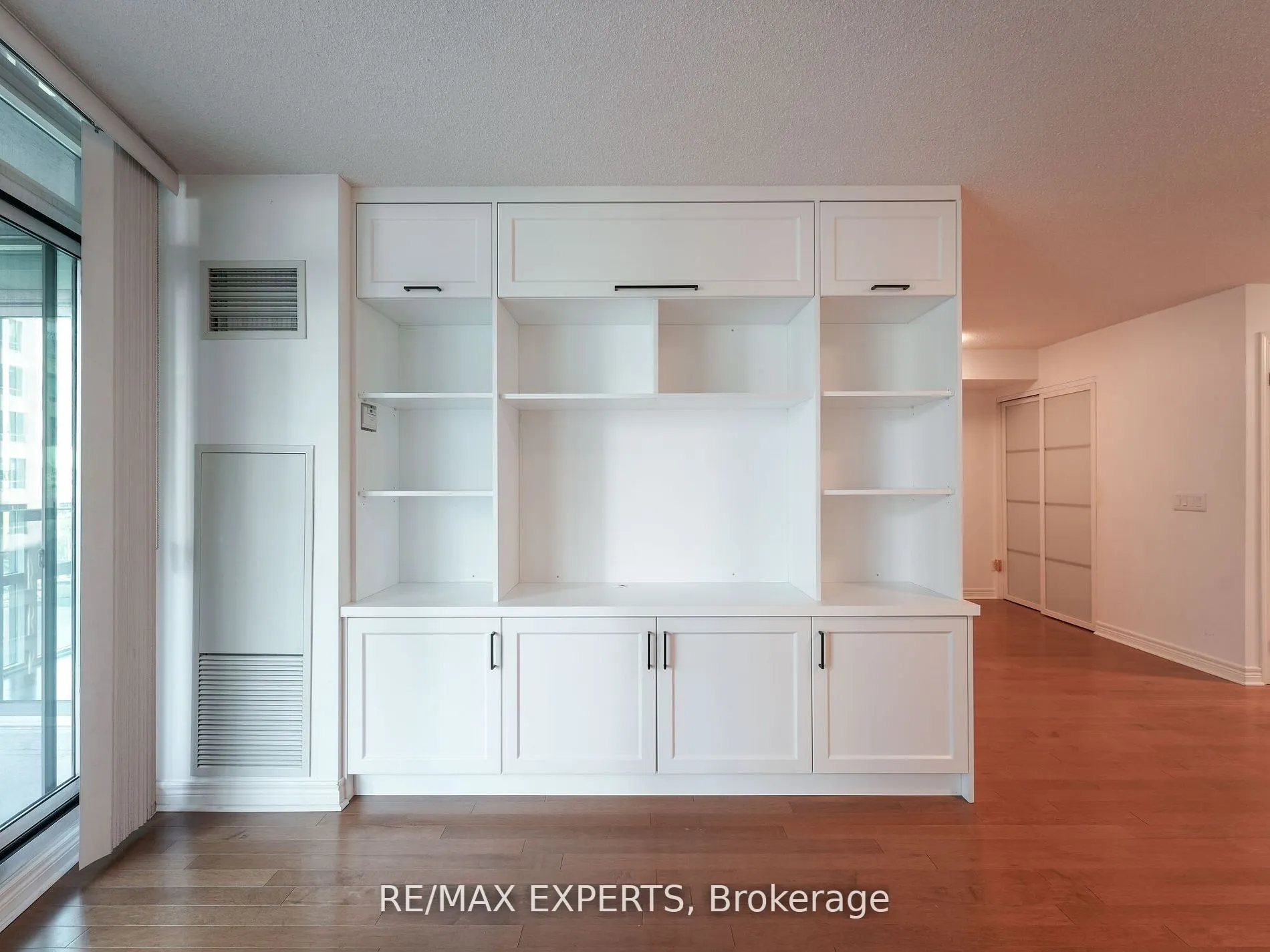 30 Grand Trunk Crescent, #812
