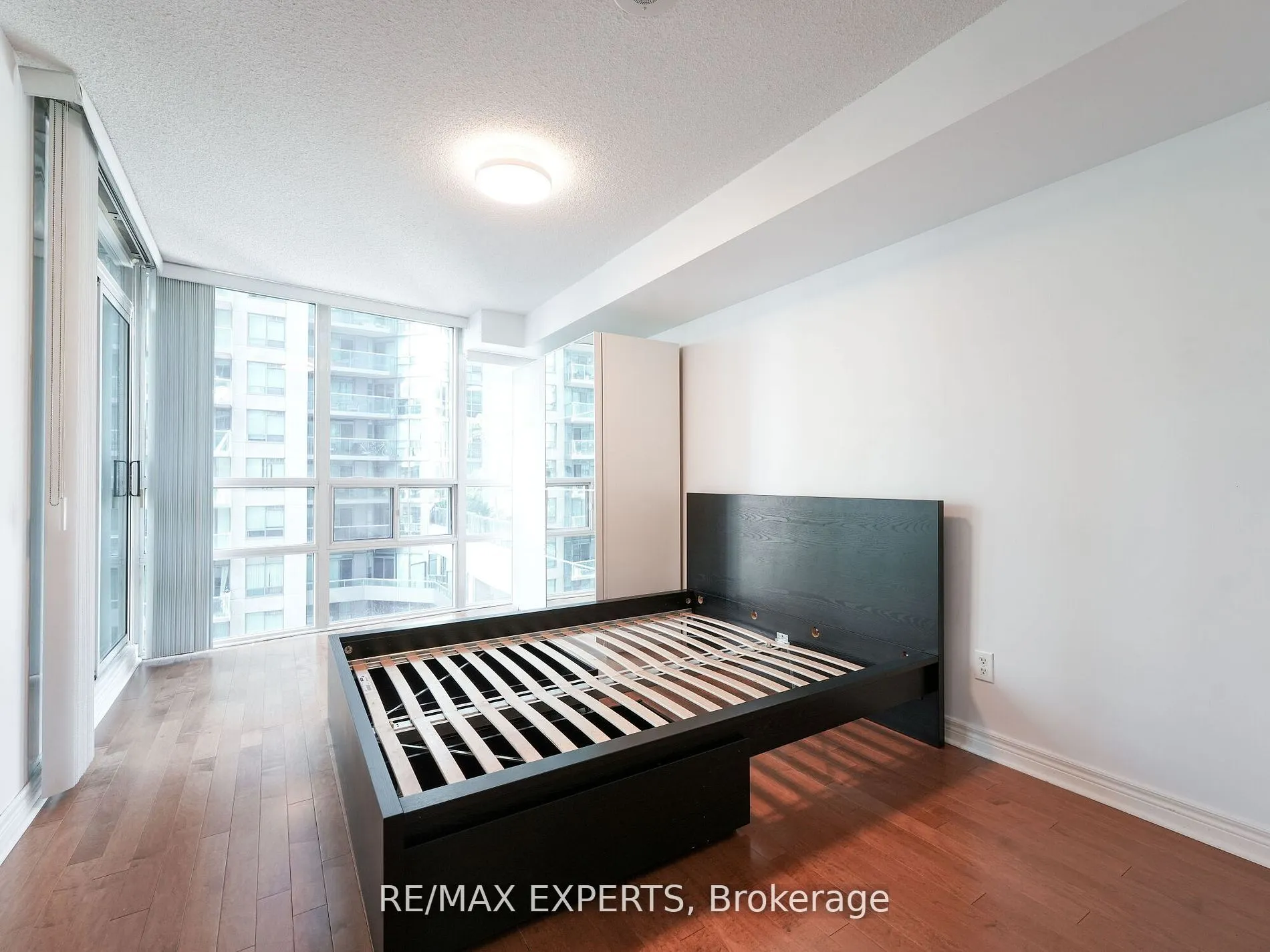 30 Grand Trunk Crescent, #812