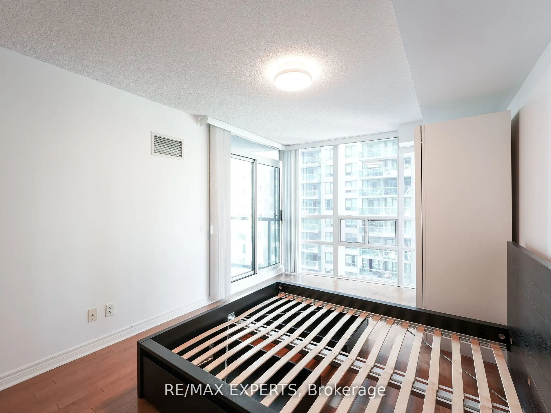 30 Grand Trunk Crescent, #812