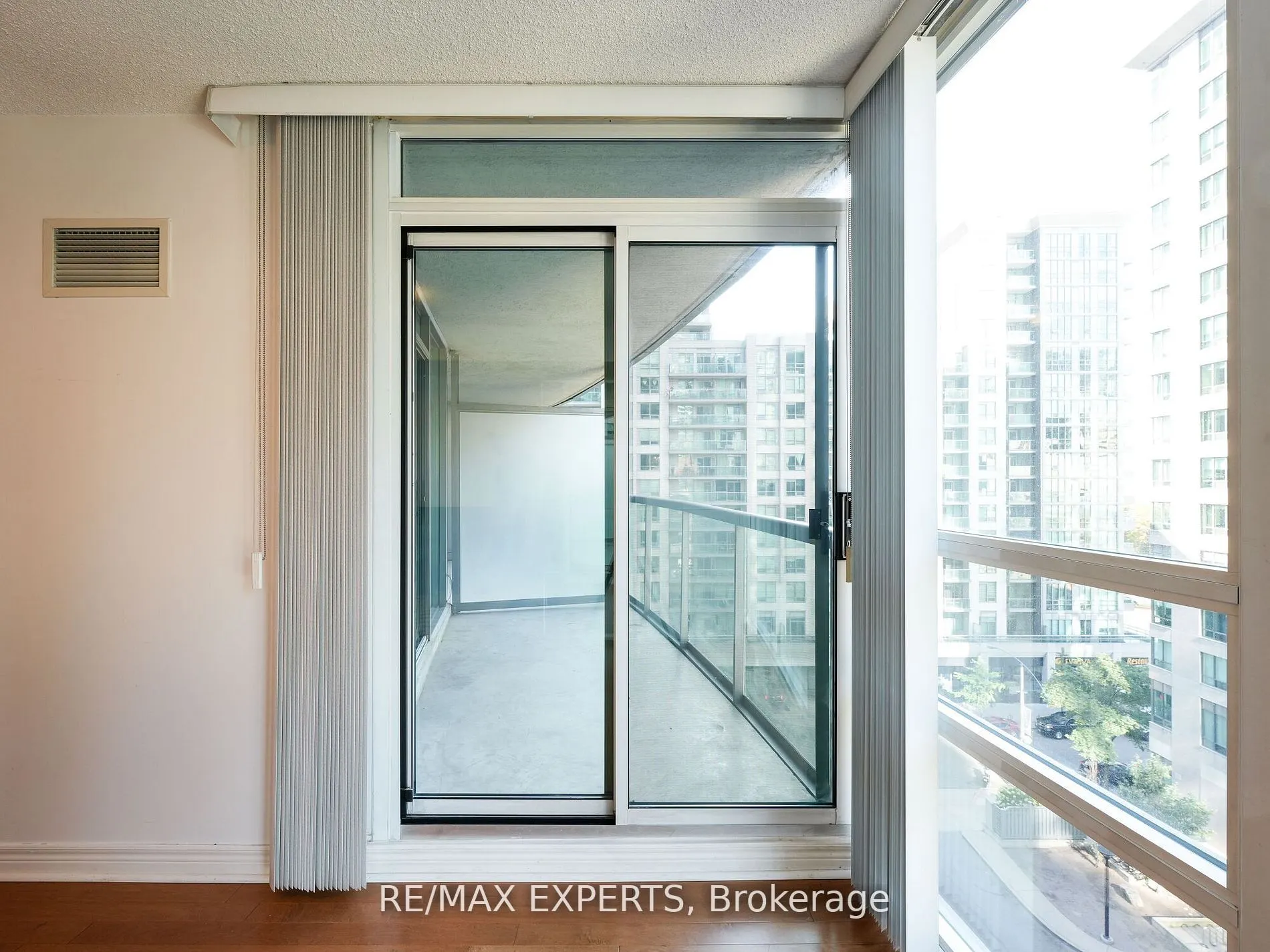 30 Grand Trunk Crescent, #812