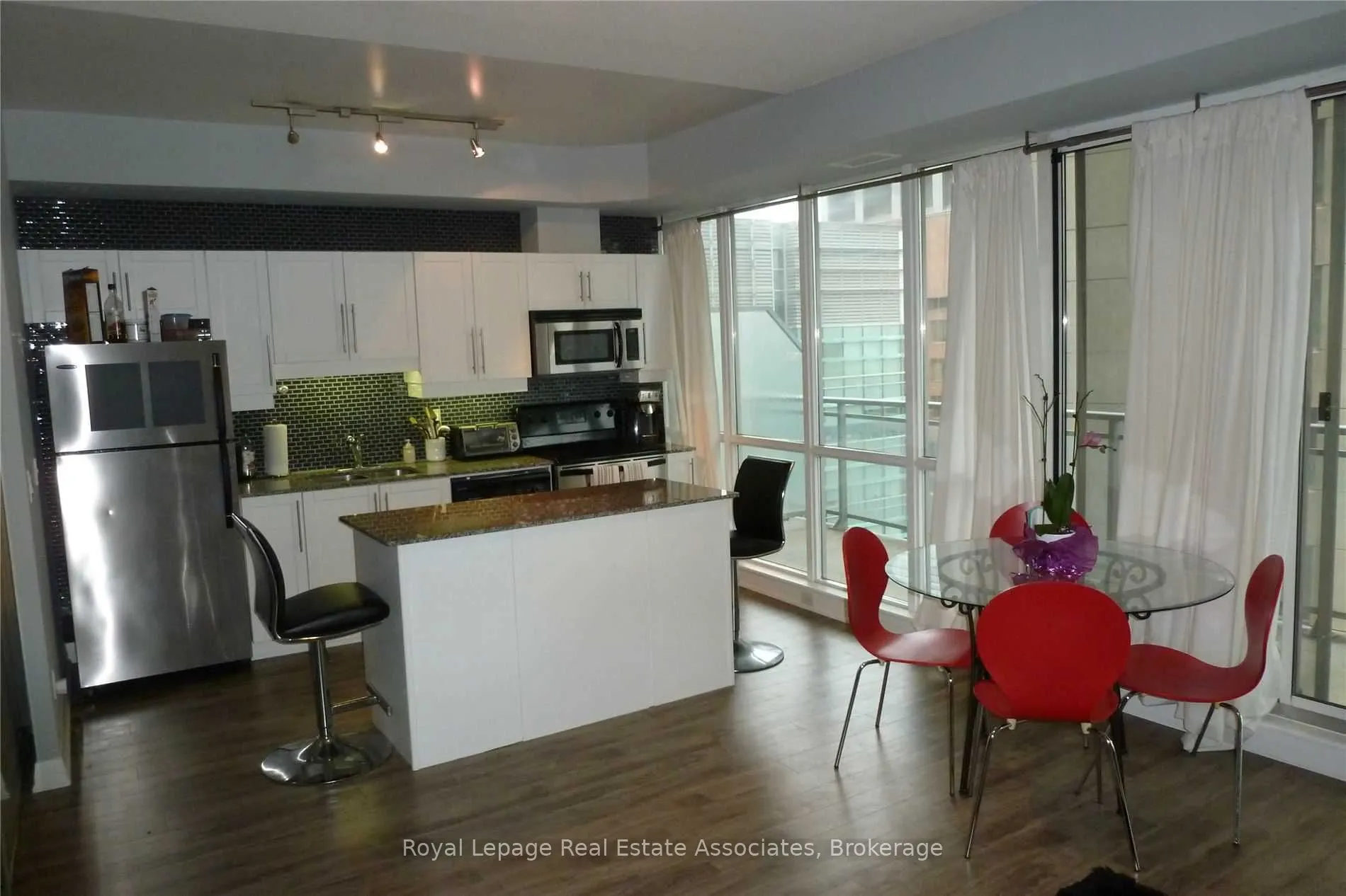220 Victoria Street, #1206
