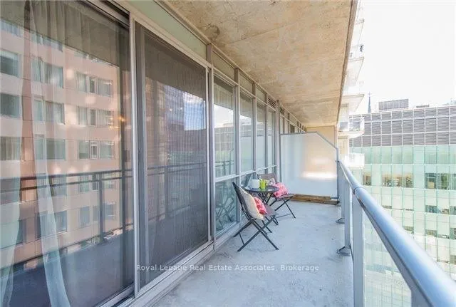 220 Victoria Street, #1206