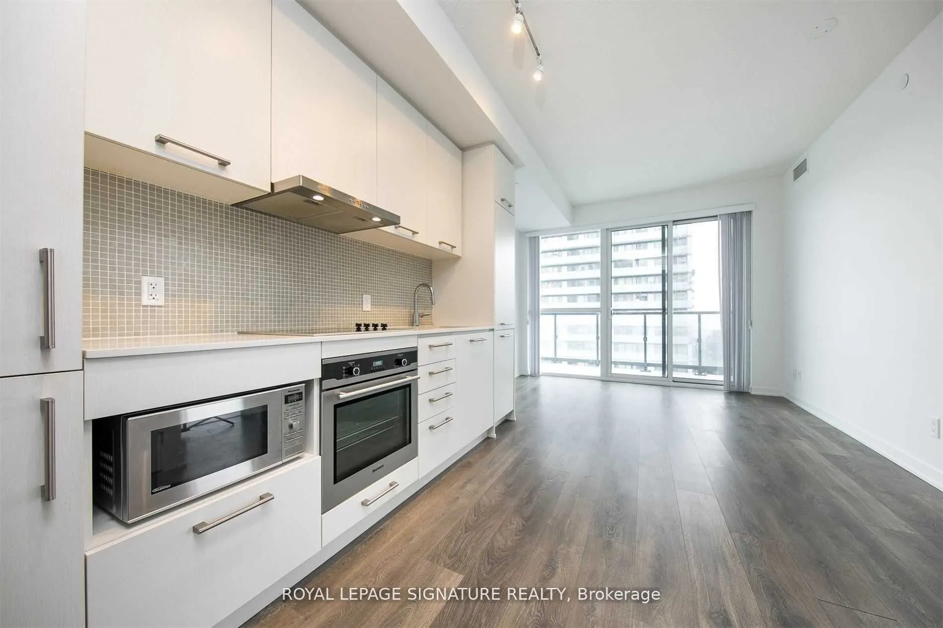 87 Peter Street, #3710