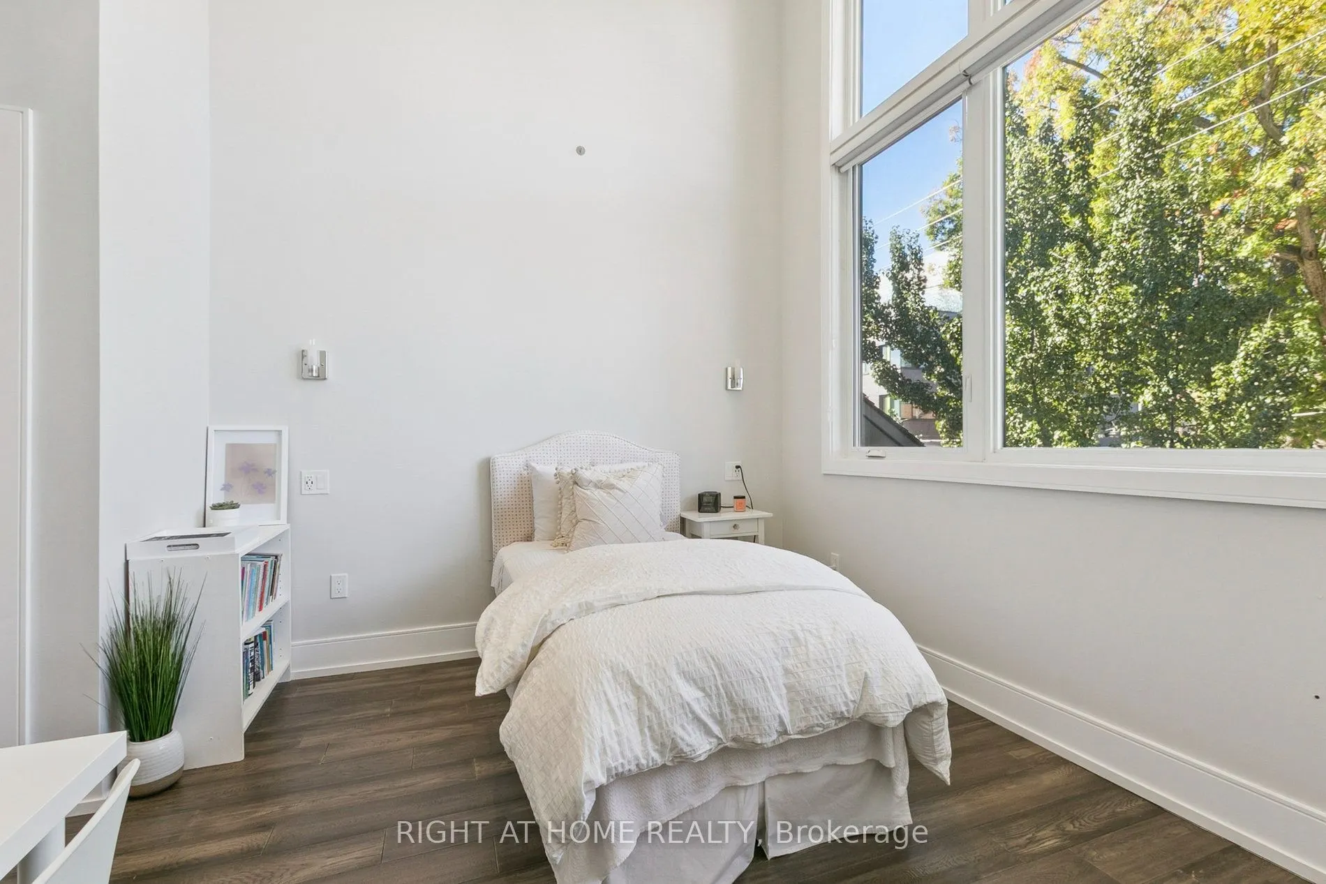 341 Balliol Street E