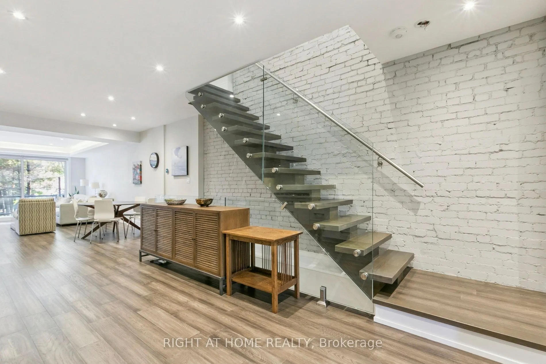 341 Balliol Street E