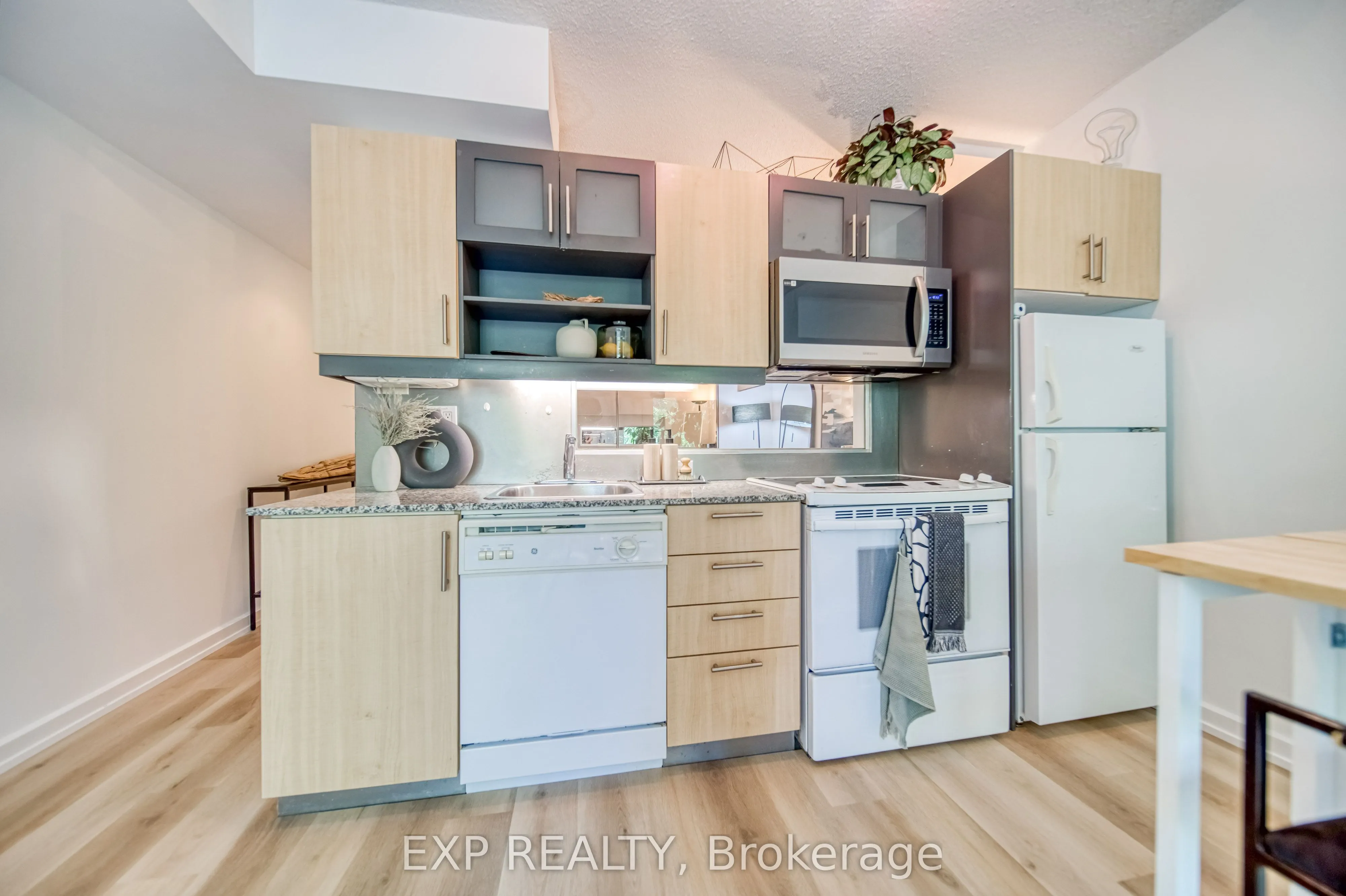 350 Wellington Street W, #M10