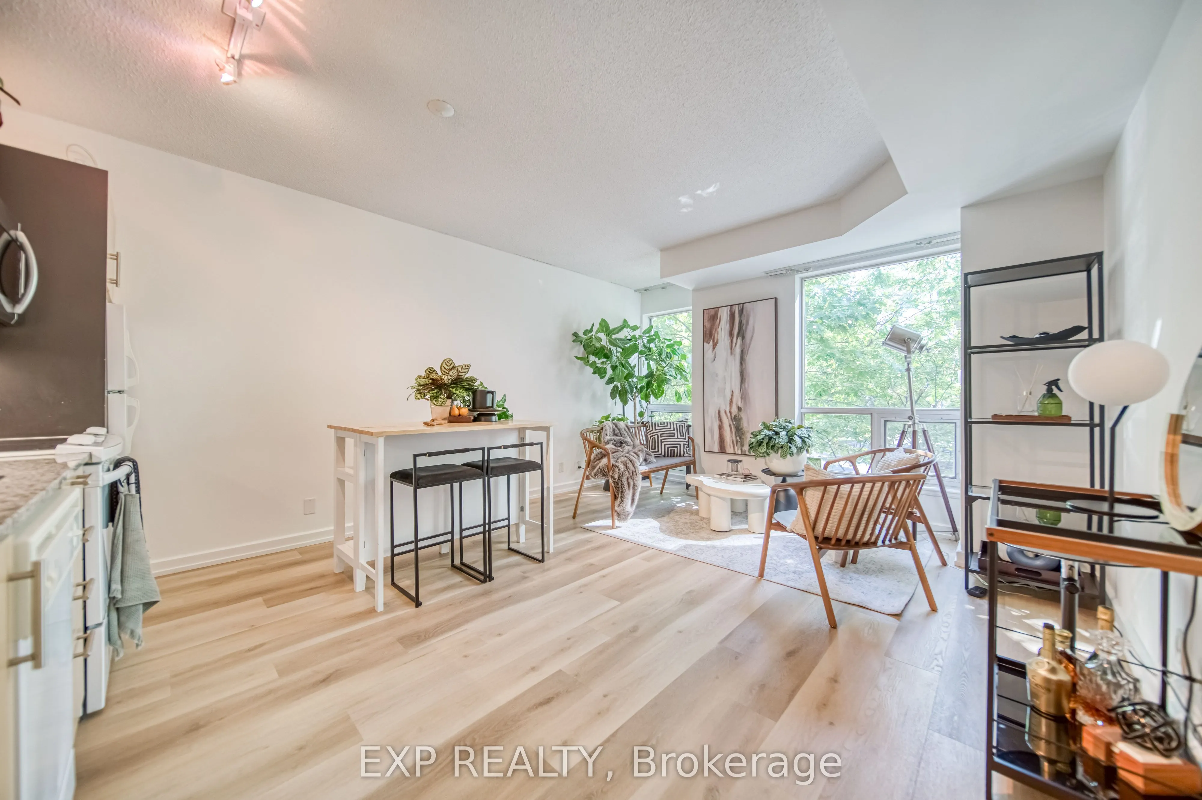 350 Wellington Street W, #M10