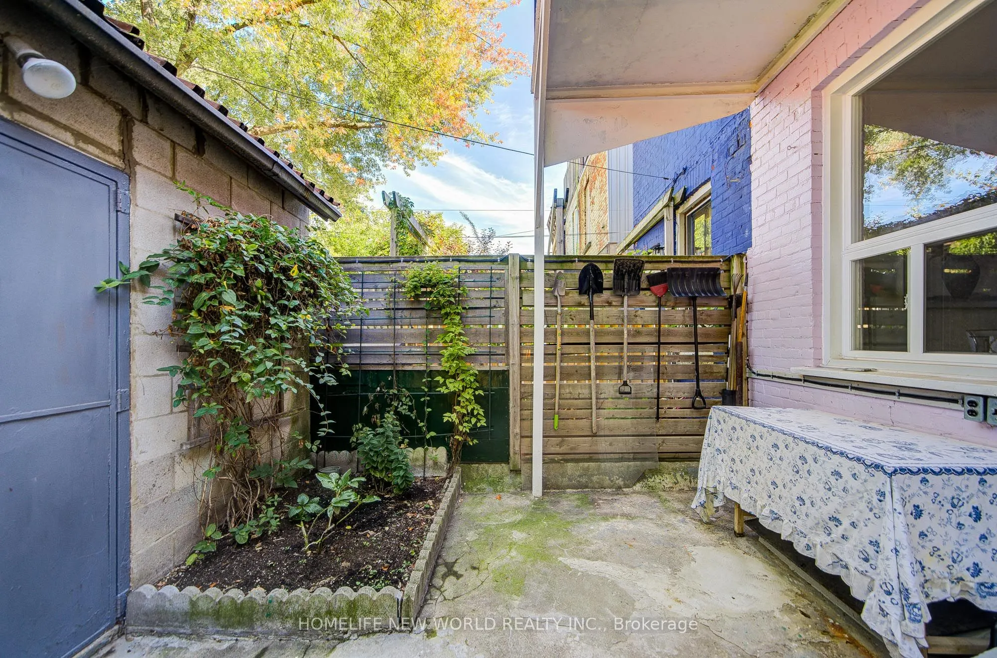 726 Adelaide Street W