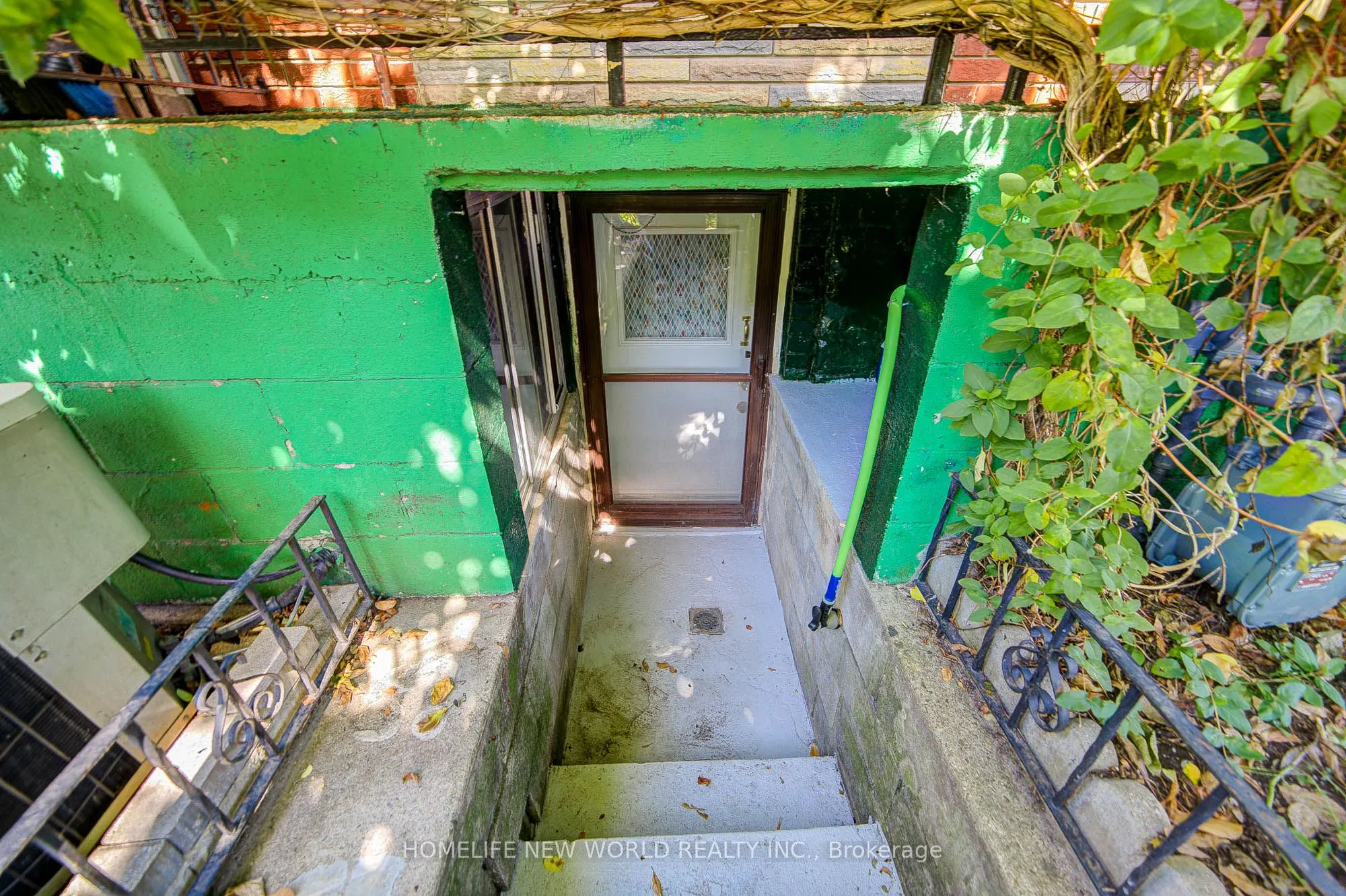 726 Adelaide Street W