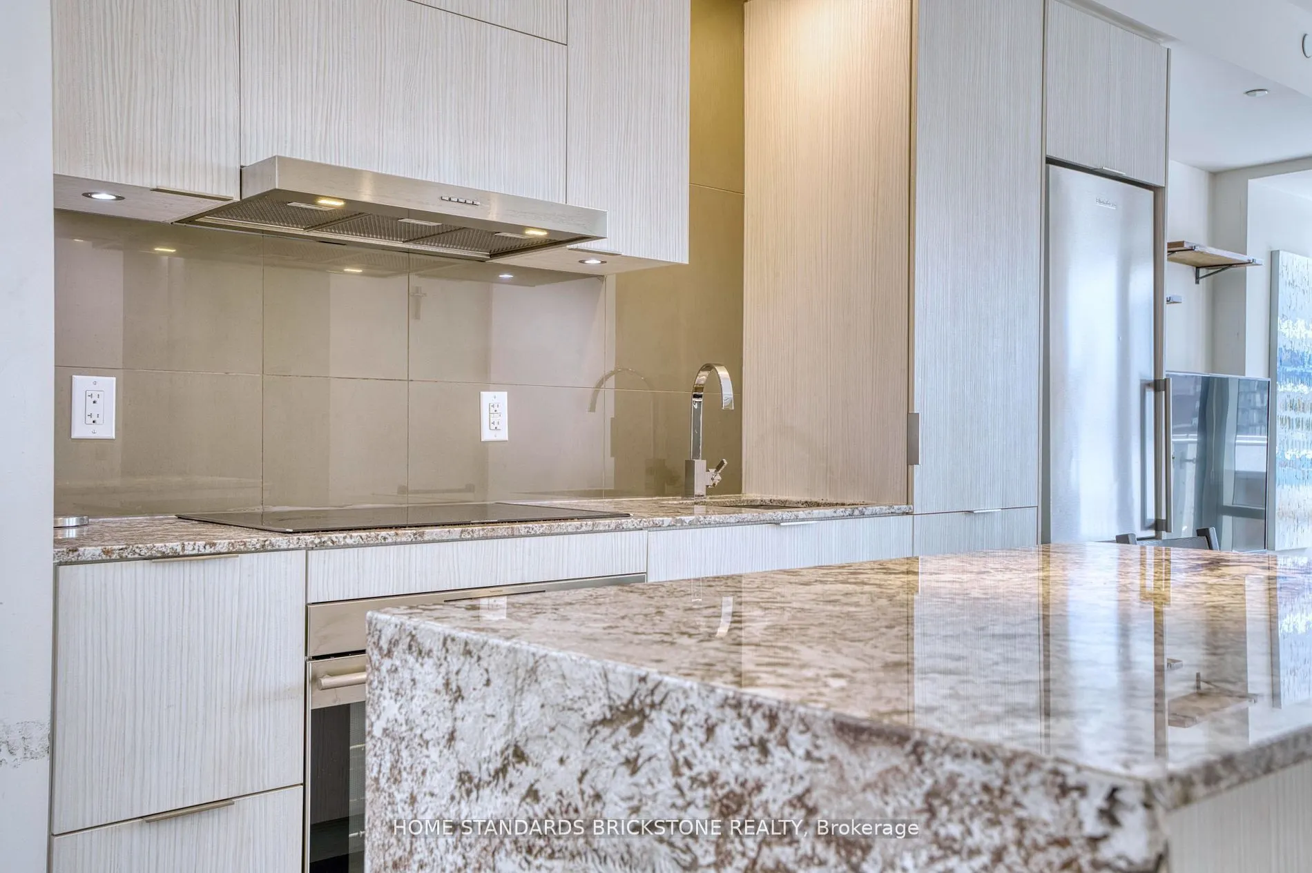 1 Bloor Street E, #1306