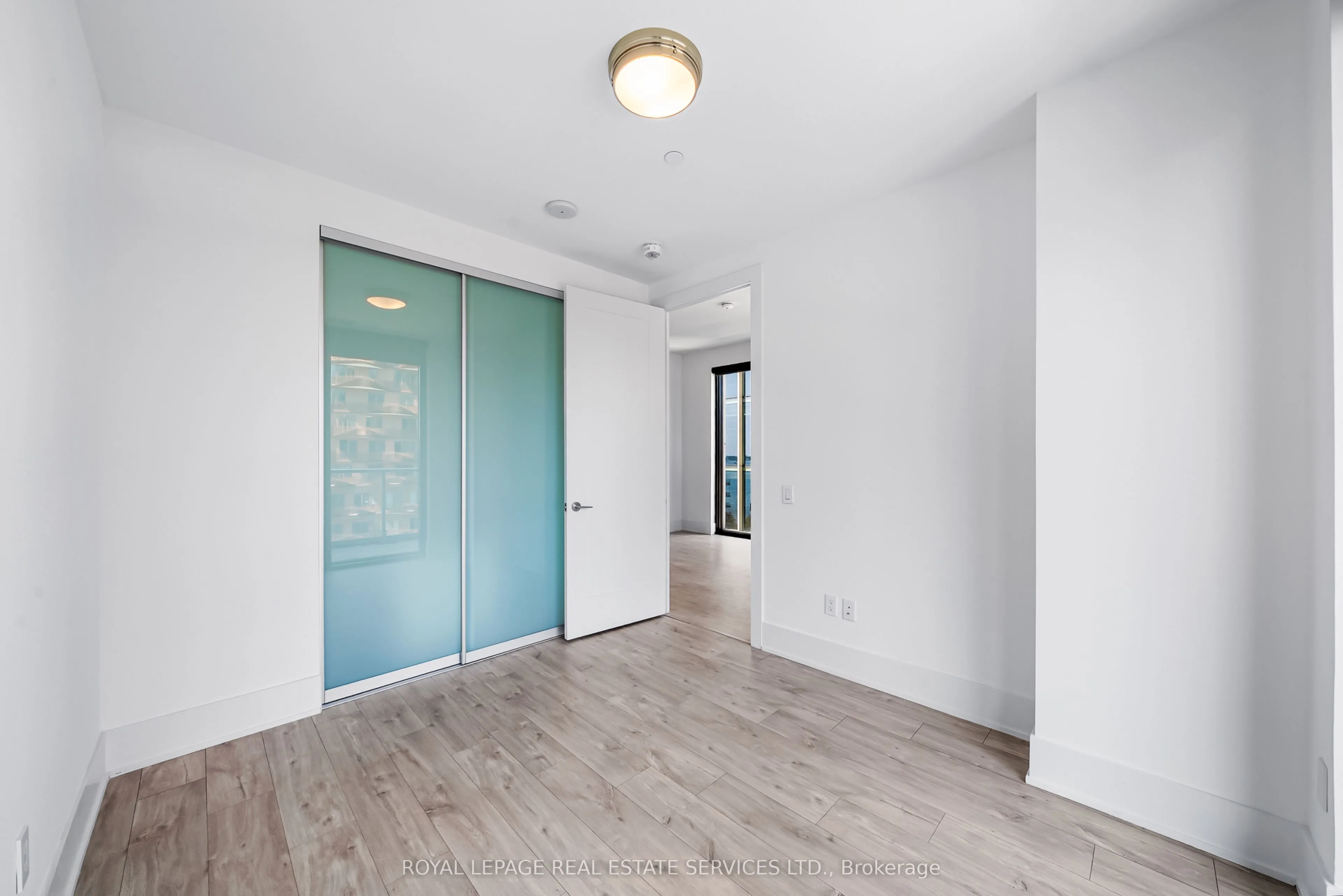 118 Merchants' Wharf, #922