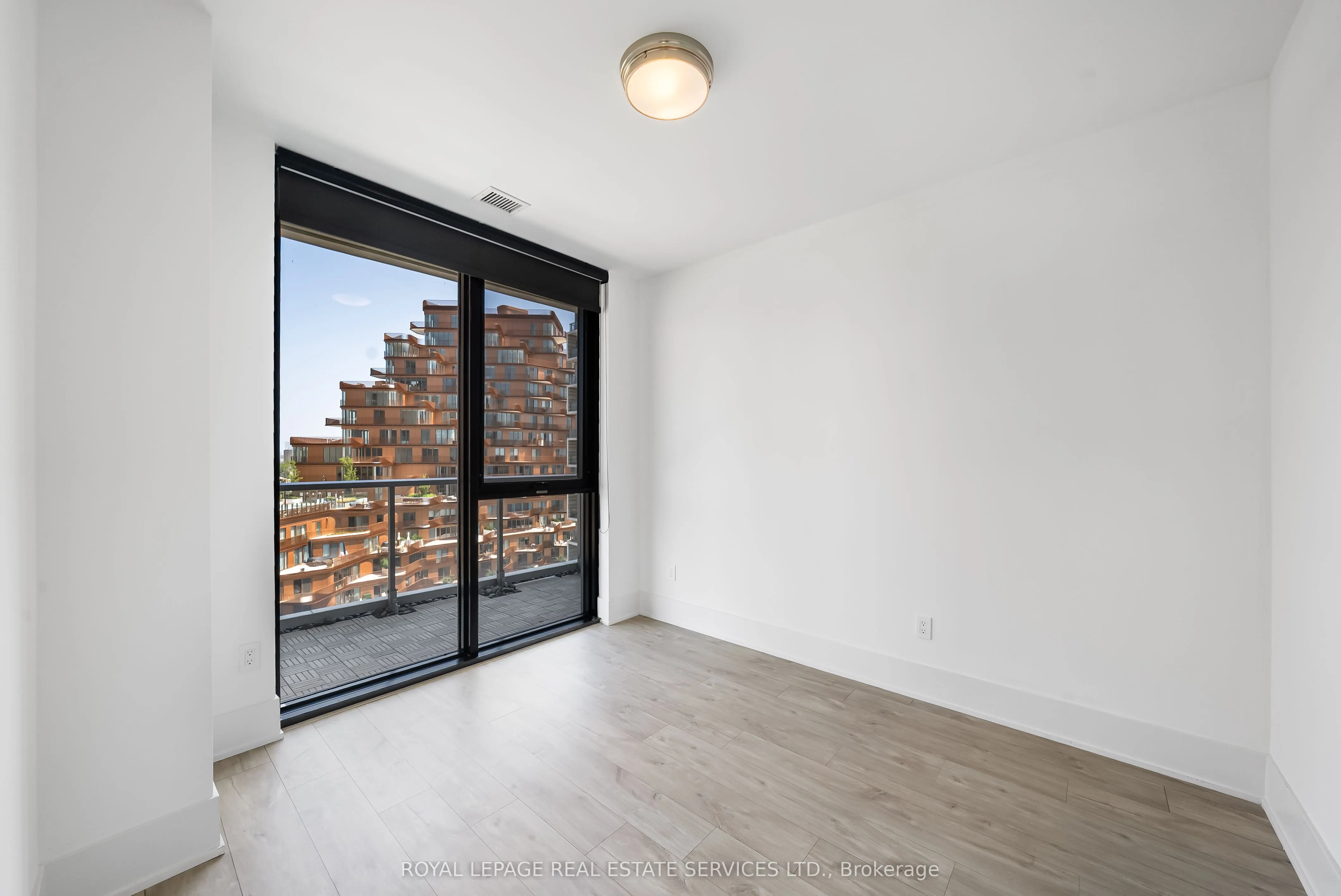118 Merchants' Wharf, #922
