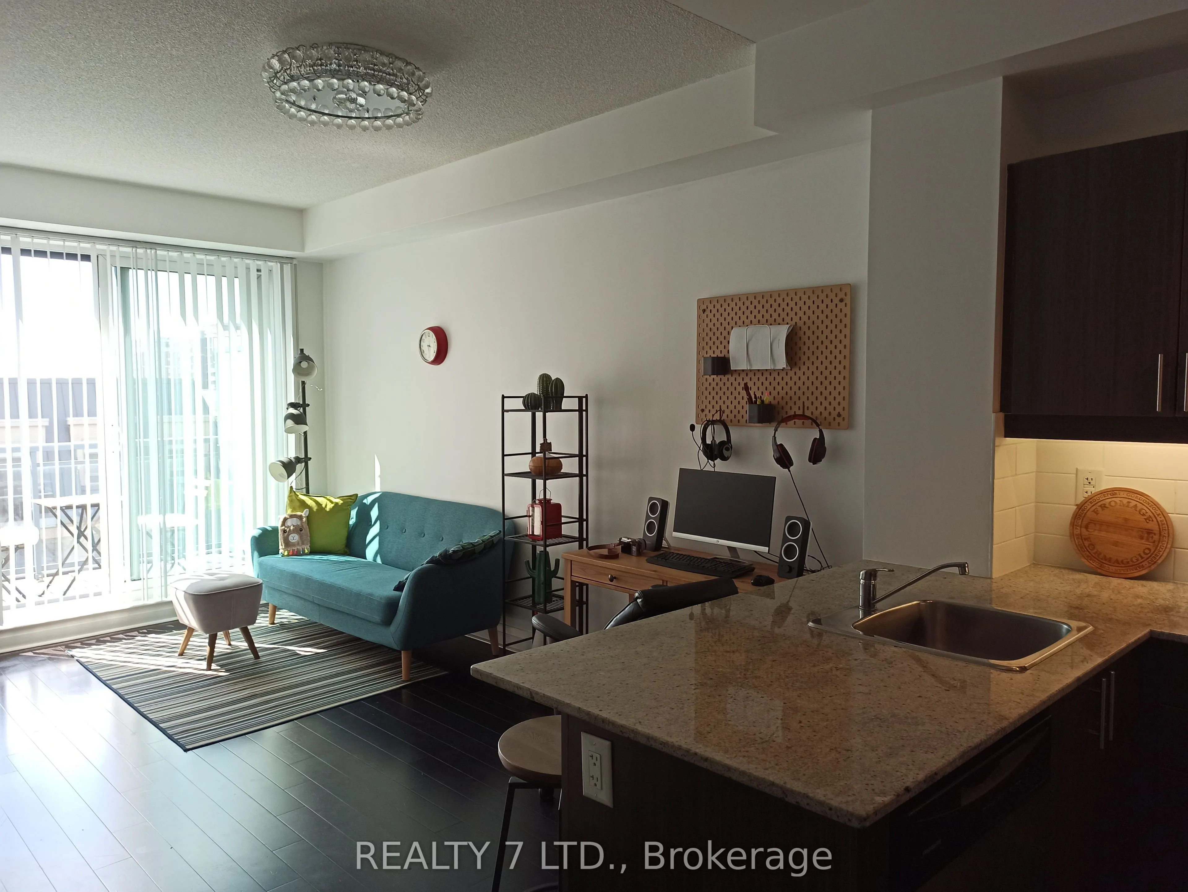 17 Kenaston Gardens, #807