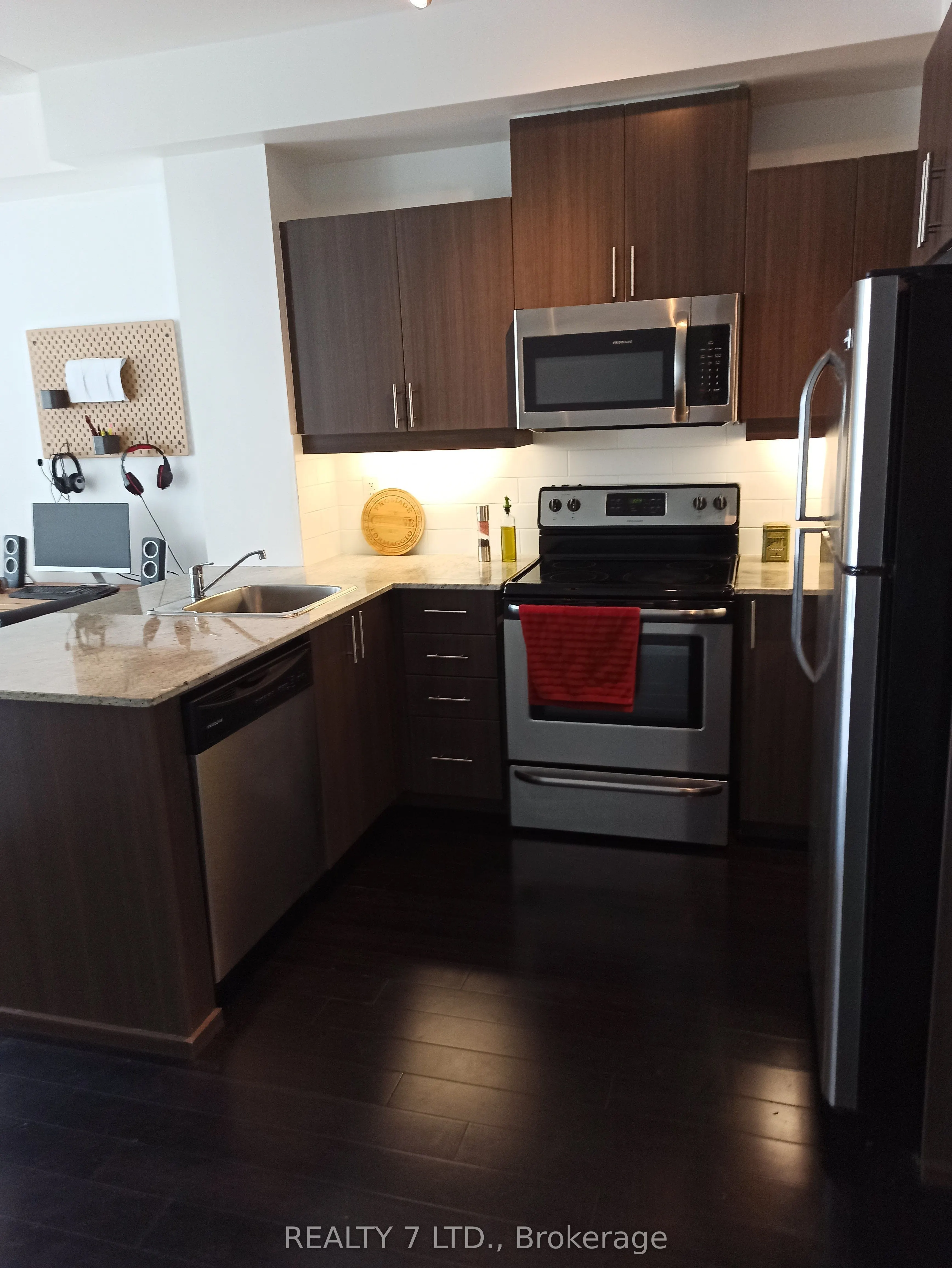 17 Kenaston Gardens, #807