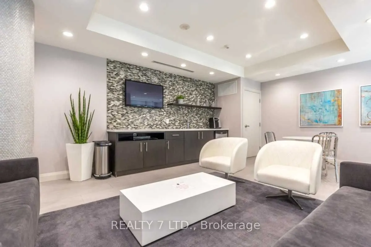 17 Kenaston Gardens, #807
