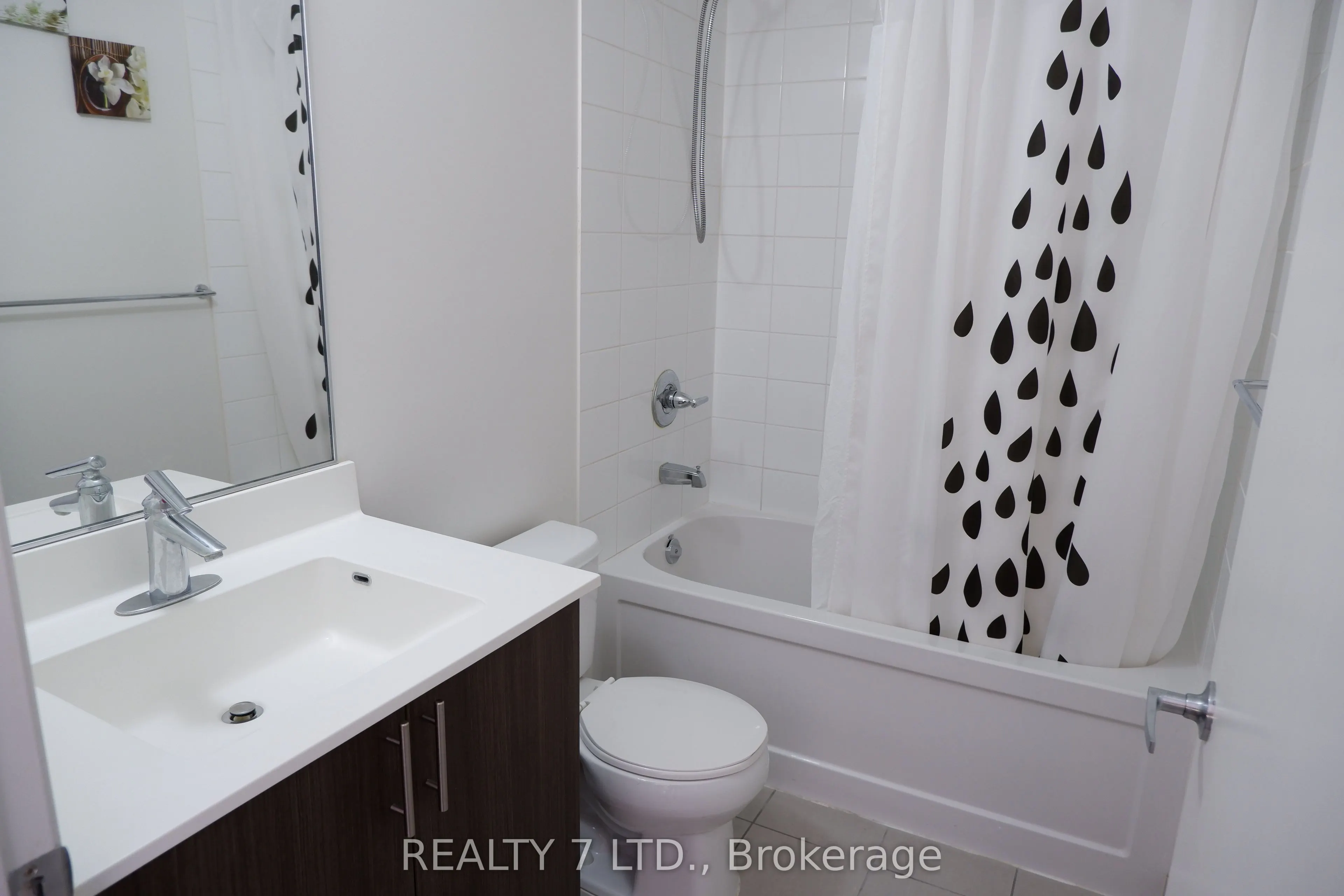 17 Kenaston Gardens, #807