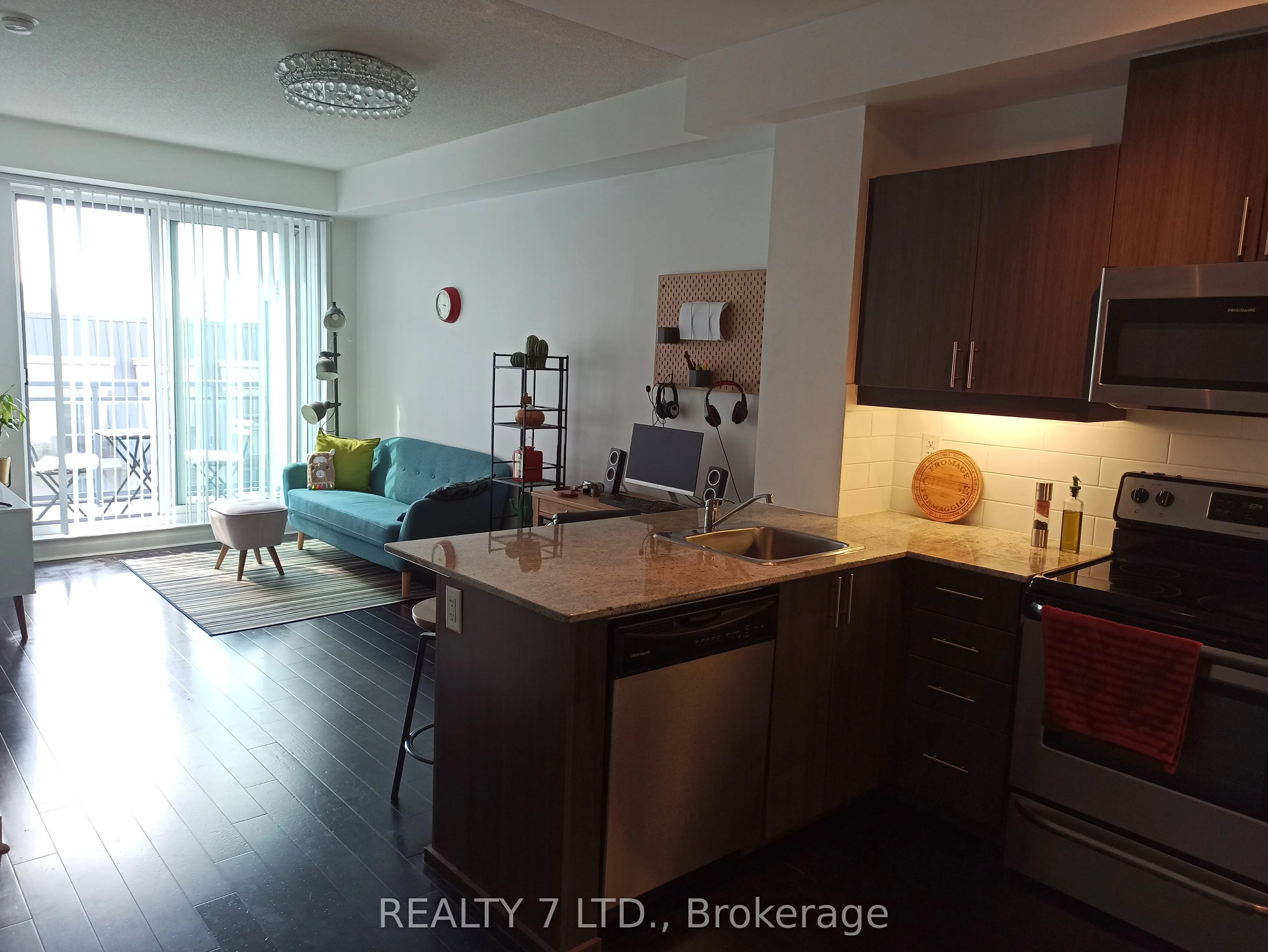 17 Kenaston Gardens, #807