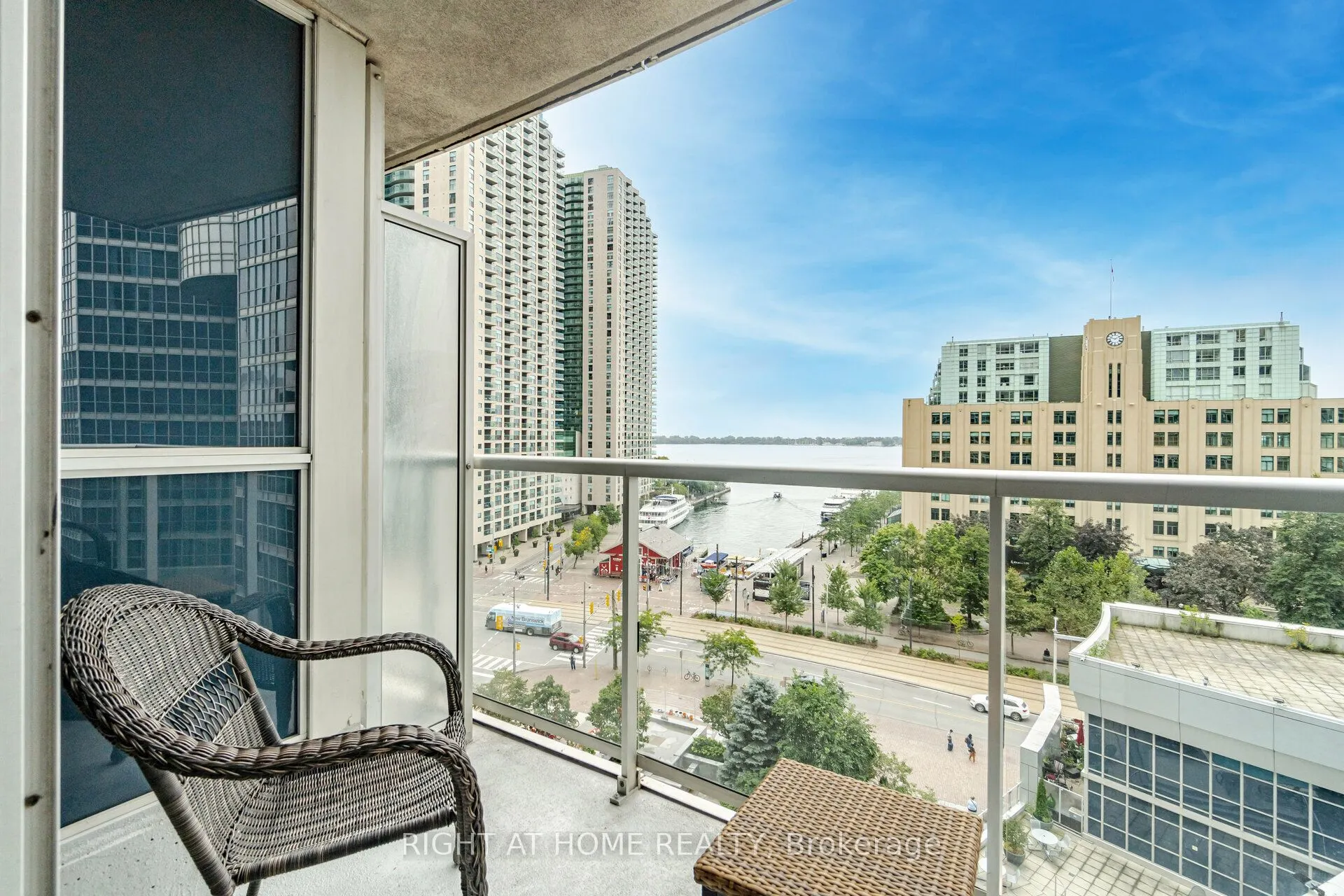 8 York Street S, #809