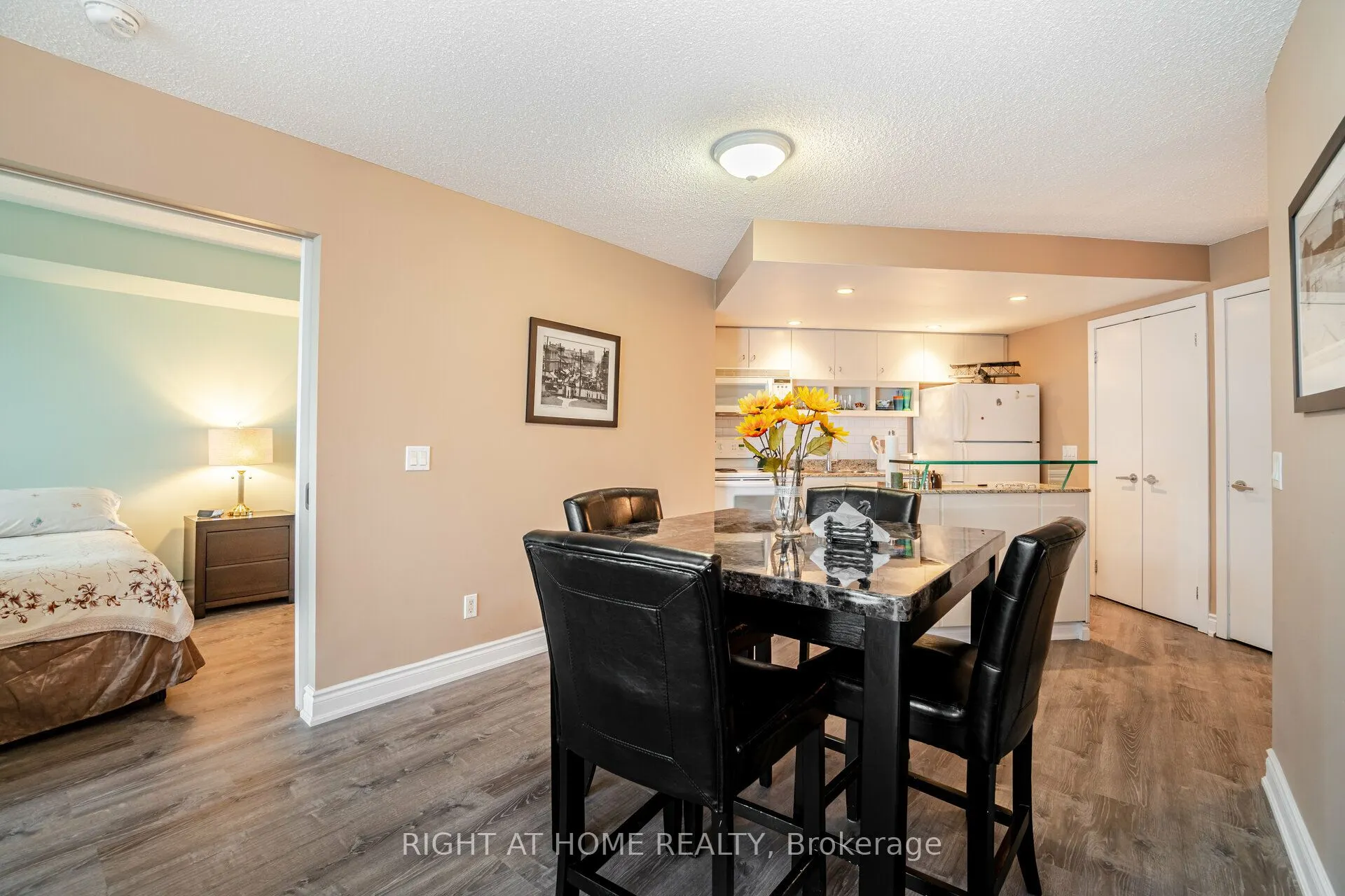 8 York Street S, #809