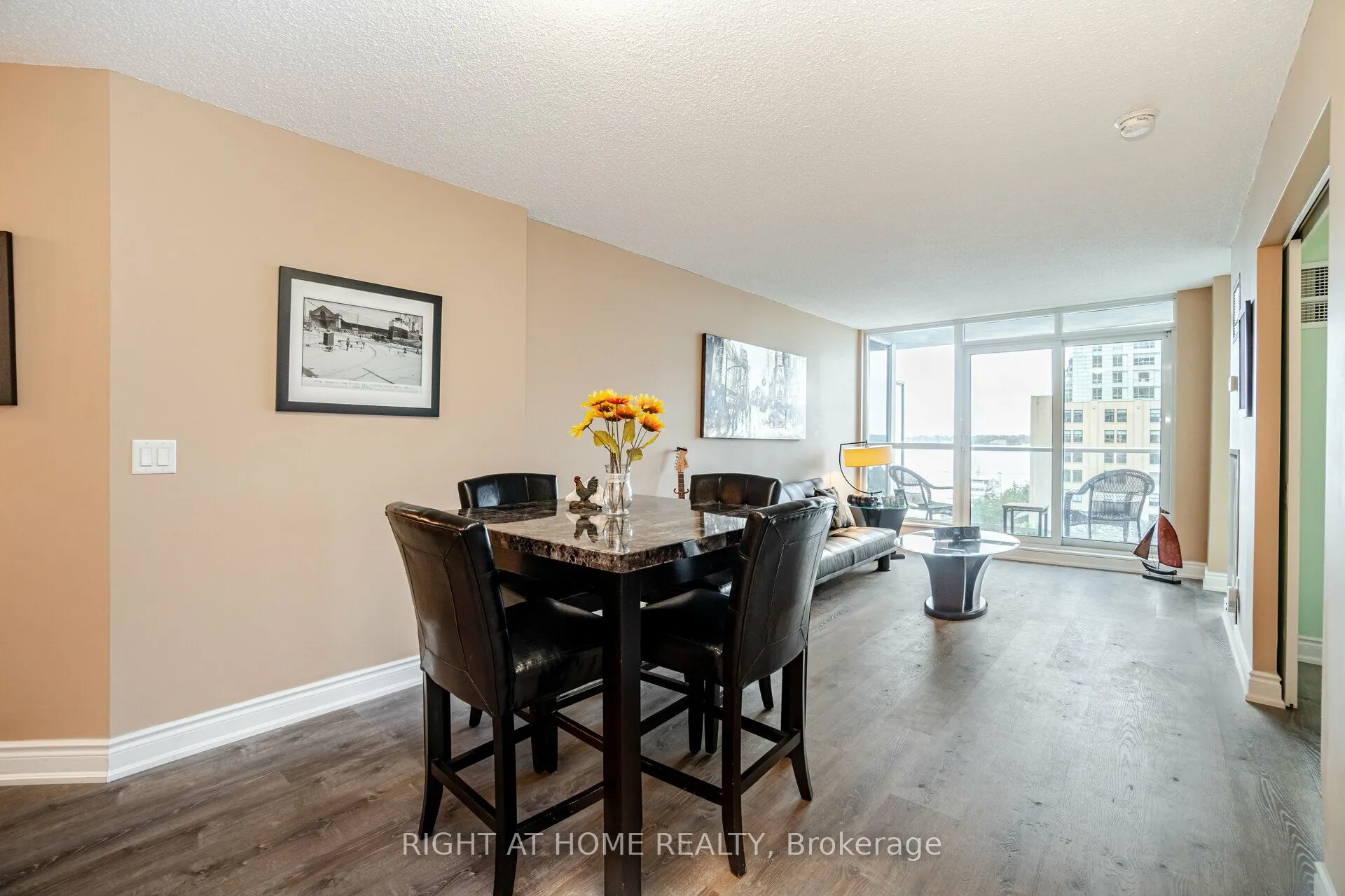 8 York Street S, #809