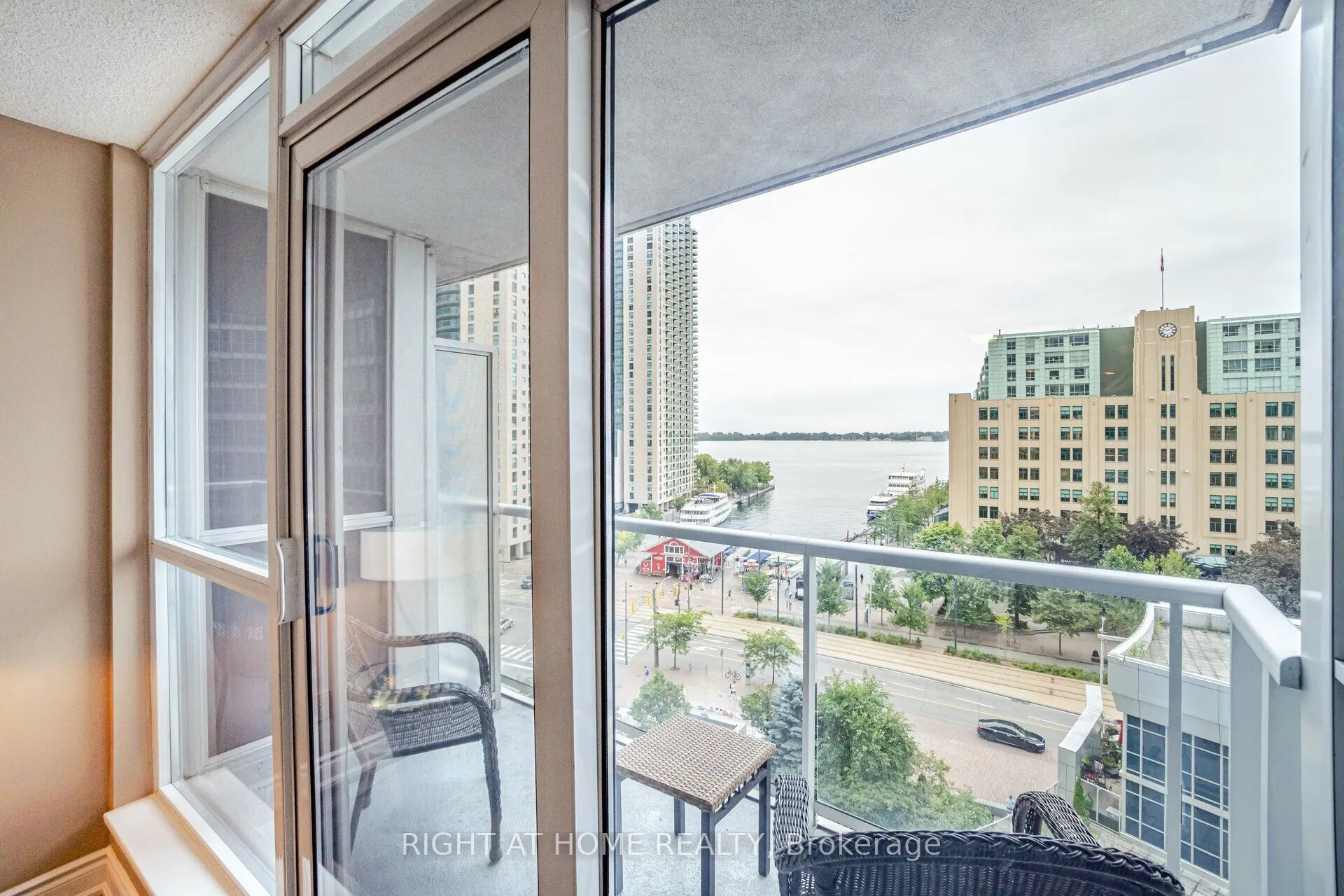 8 York Street S, #809