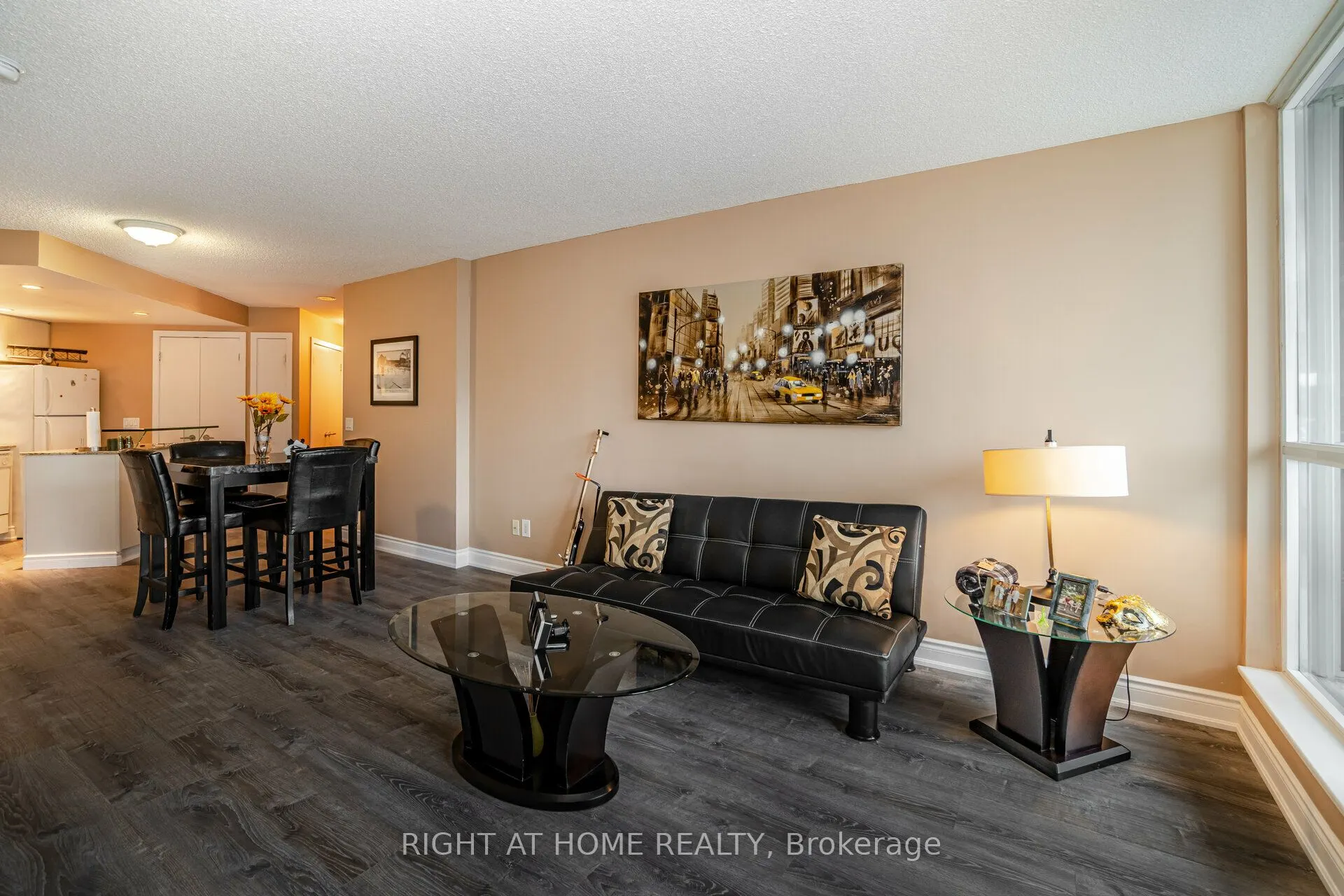 8 York Street S, #809