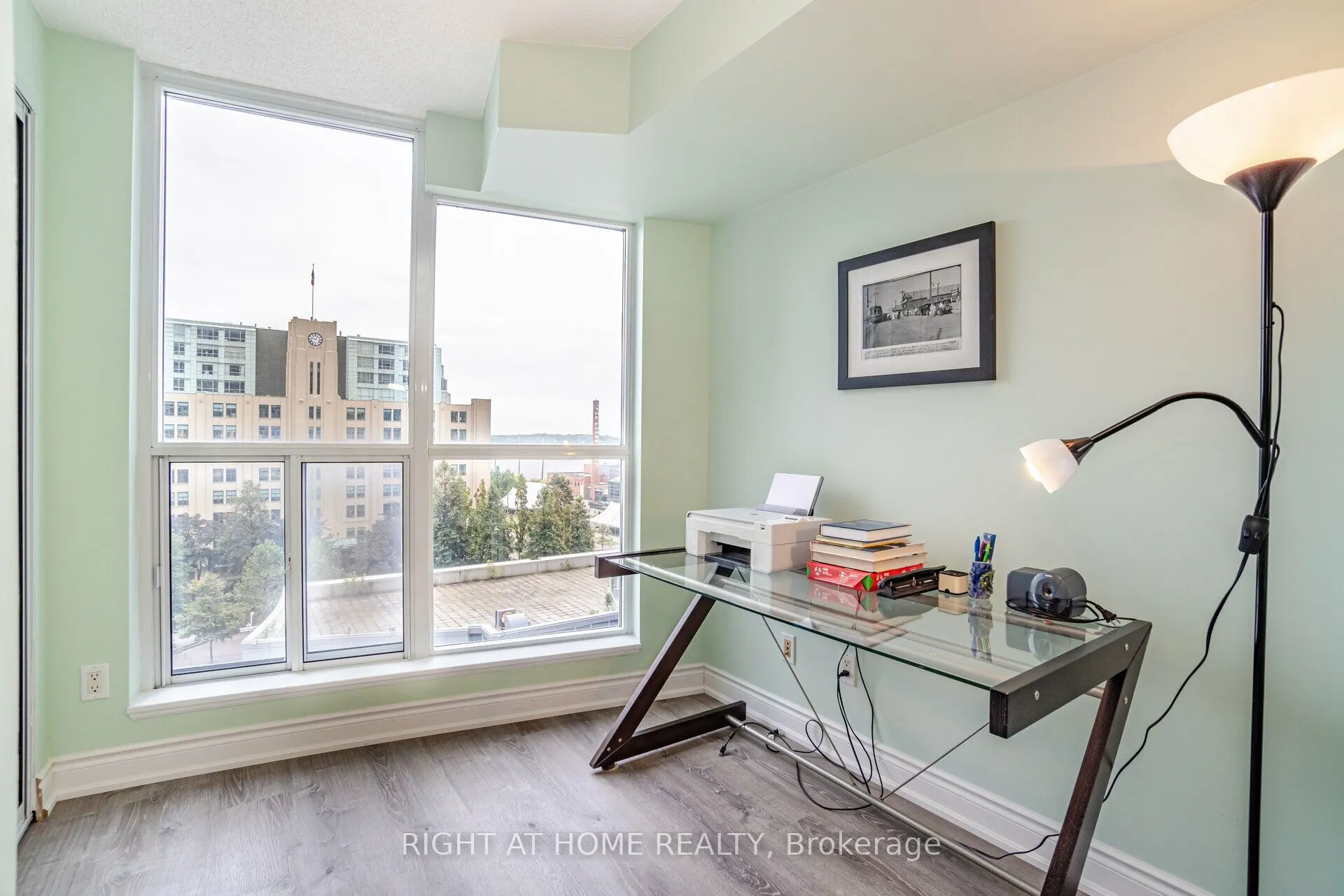 8 York Street S, #809