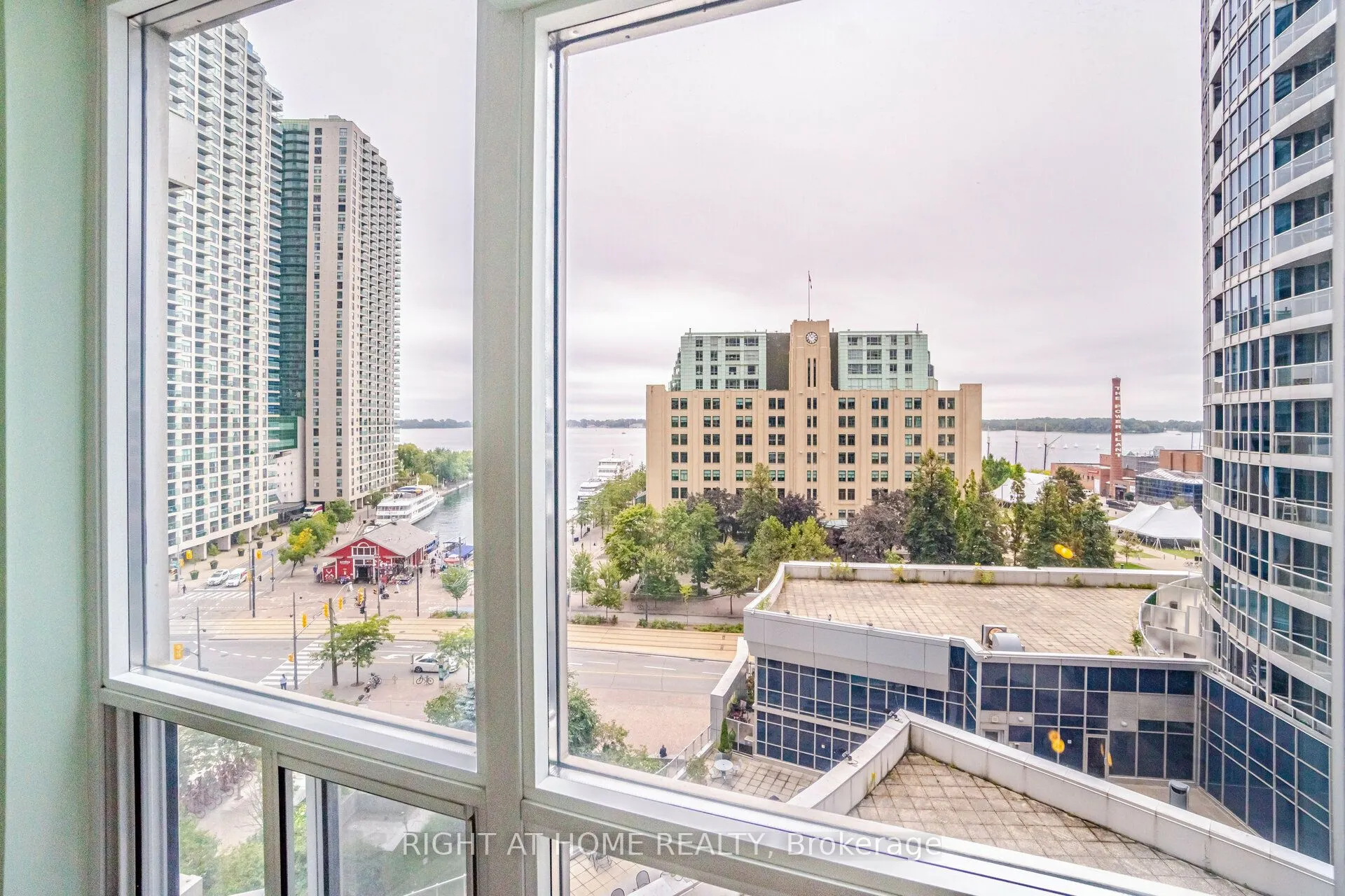 8 York Street S, #809