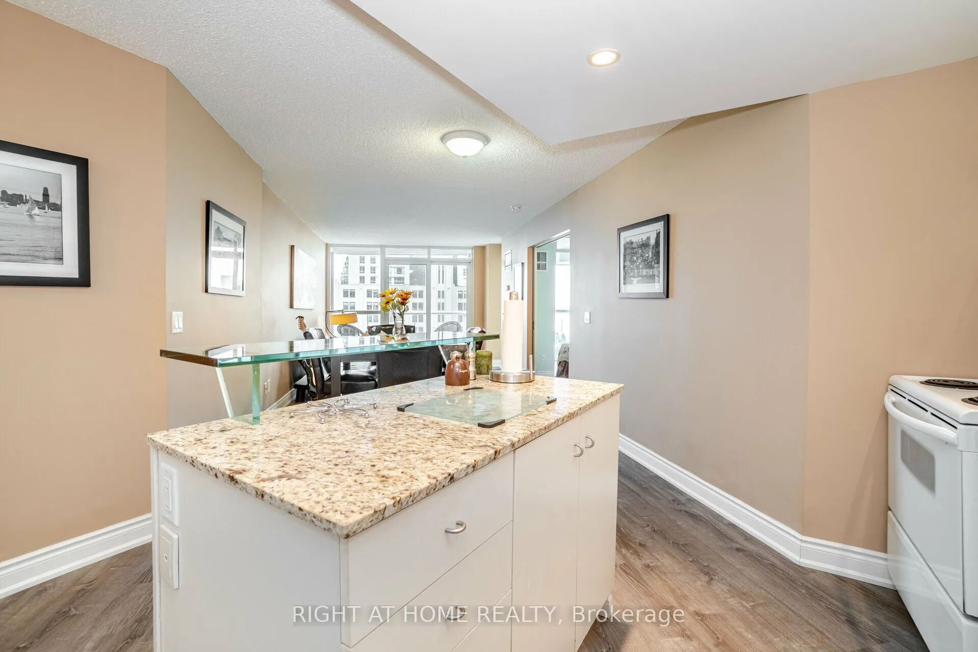 8 York Street S, #809