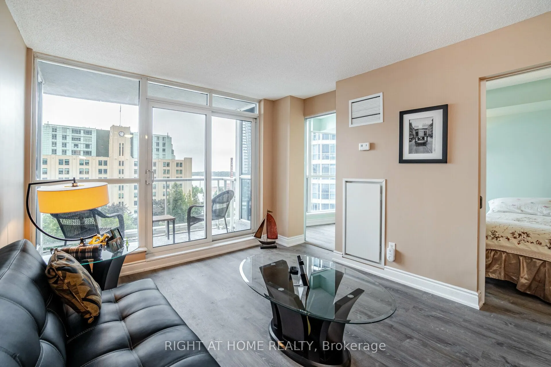 8 York Street S, #809