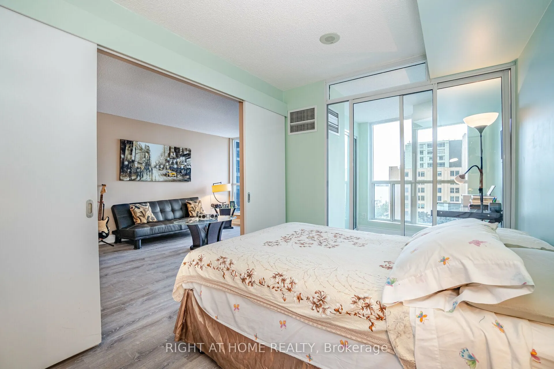 8 York Street S, #809