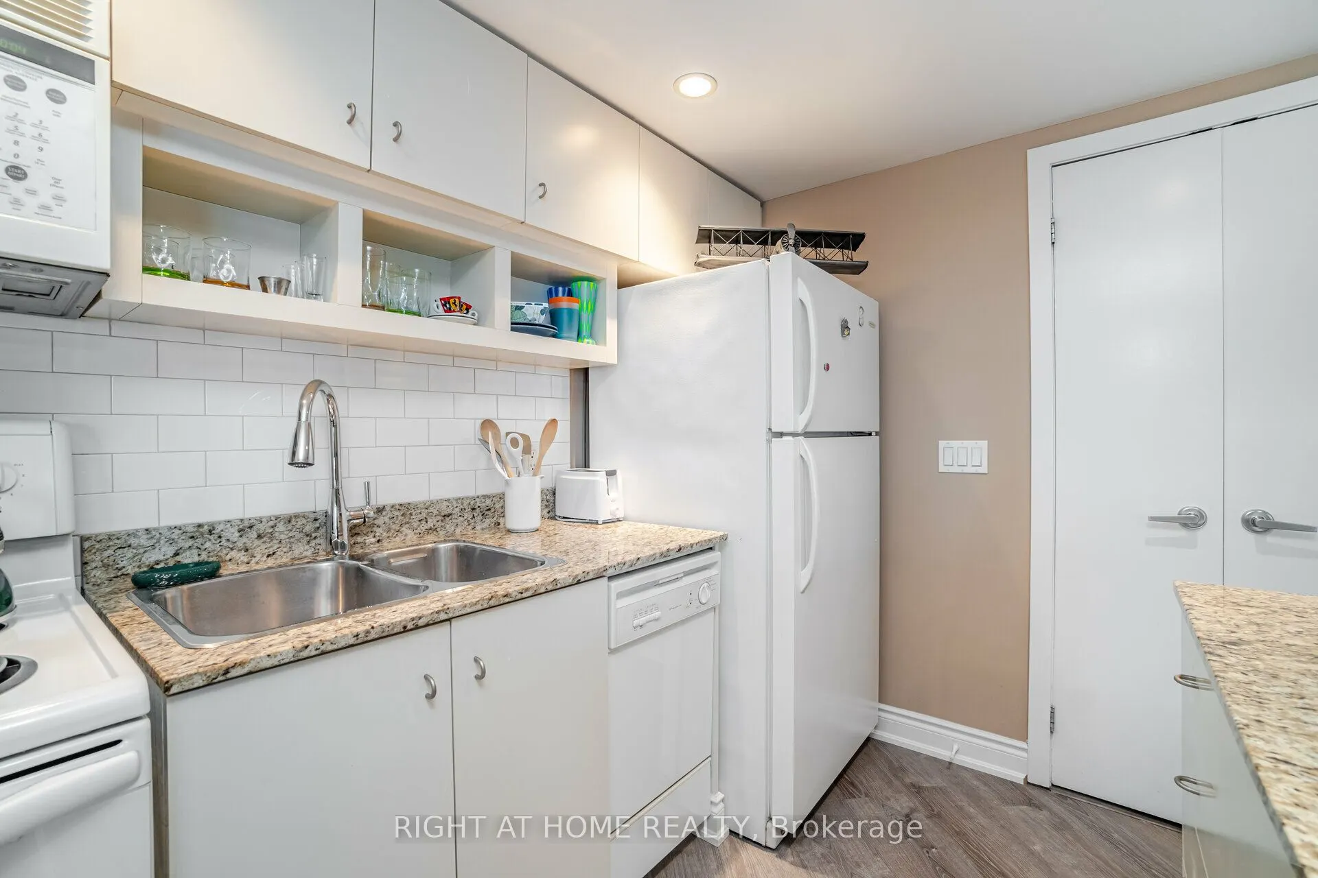 8 York Street S, #809