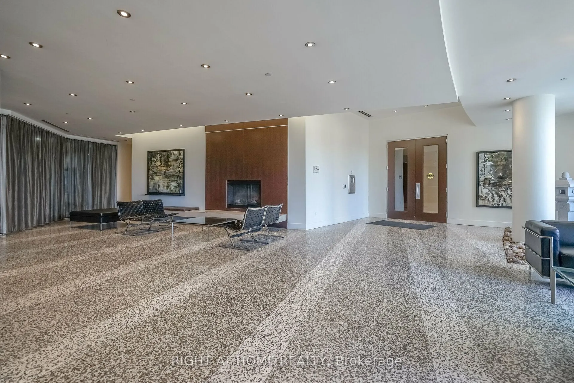 8 York Street S, #809