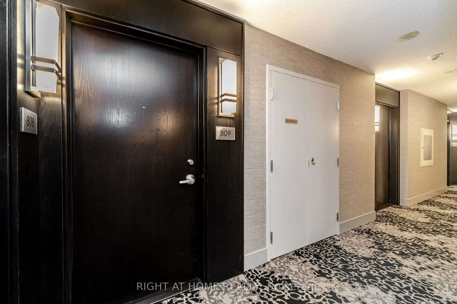 8 York Street S, #809