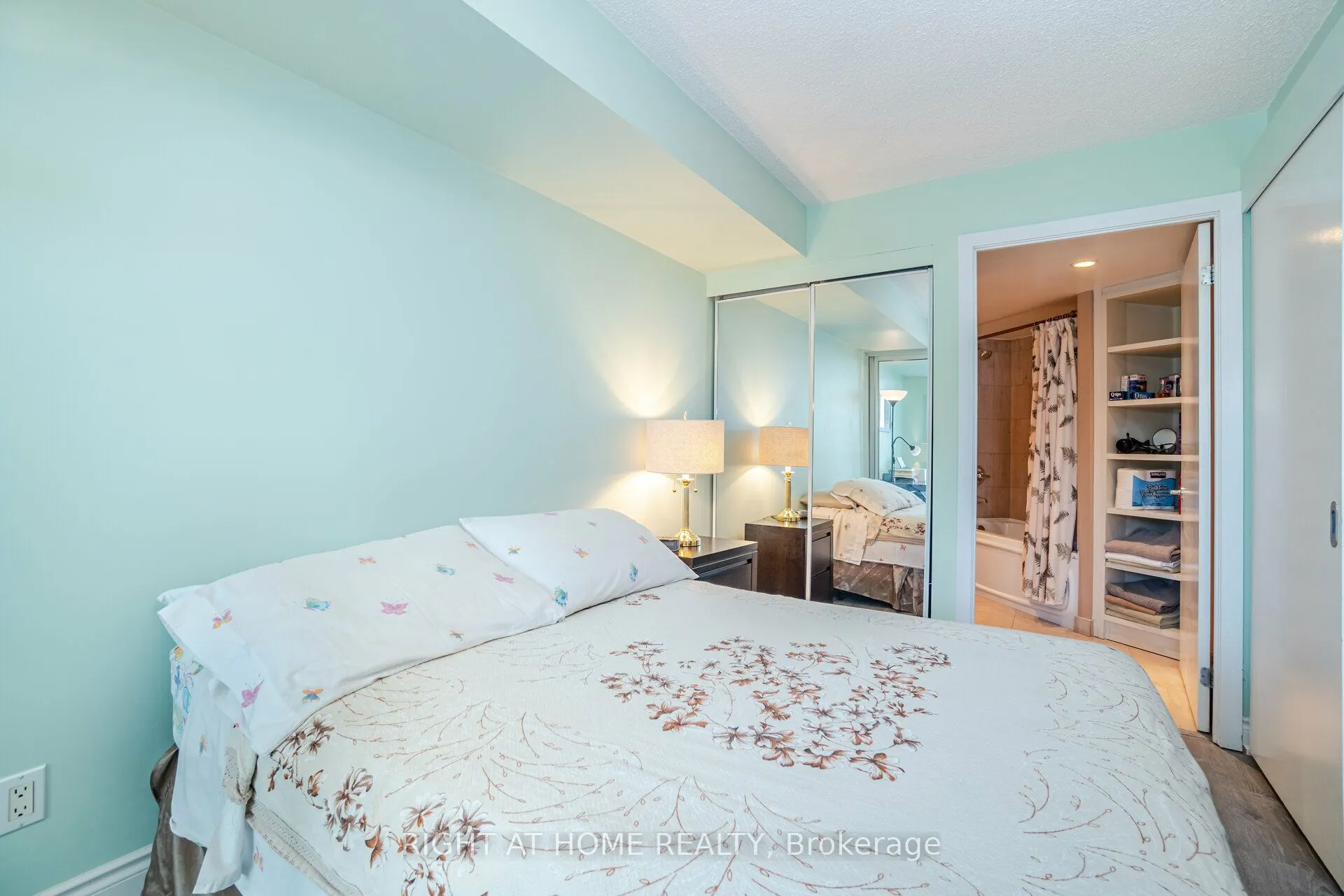 8 York Street S, #809