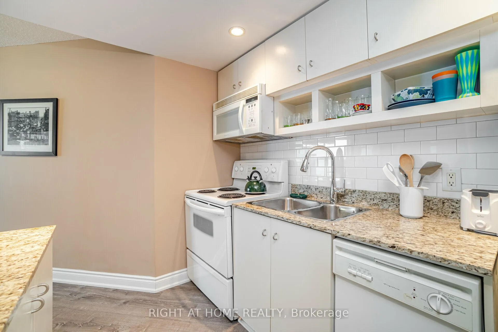 8 York Street S, #809