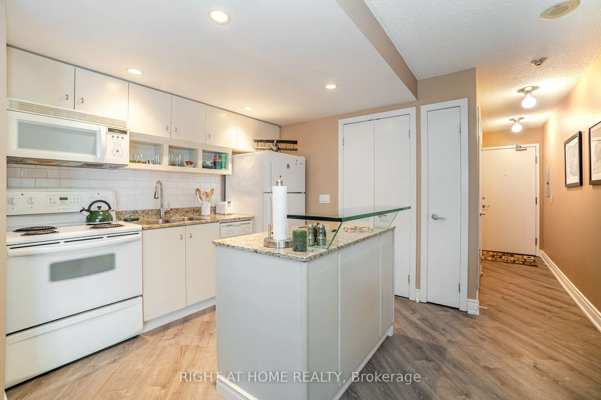 8 York Street S, #809
