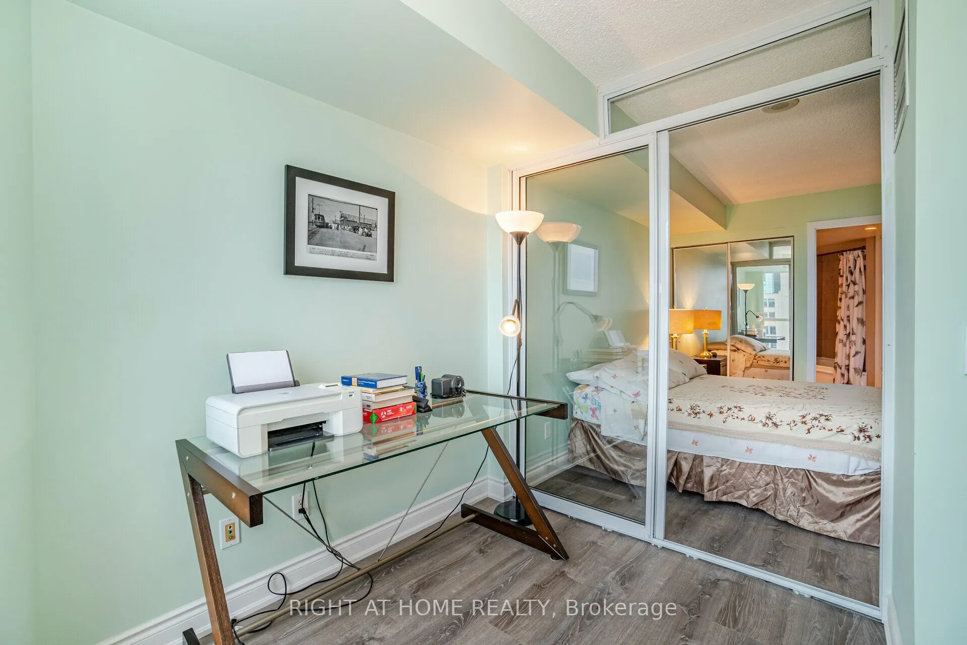 8 York Street S, #809