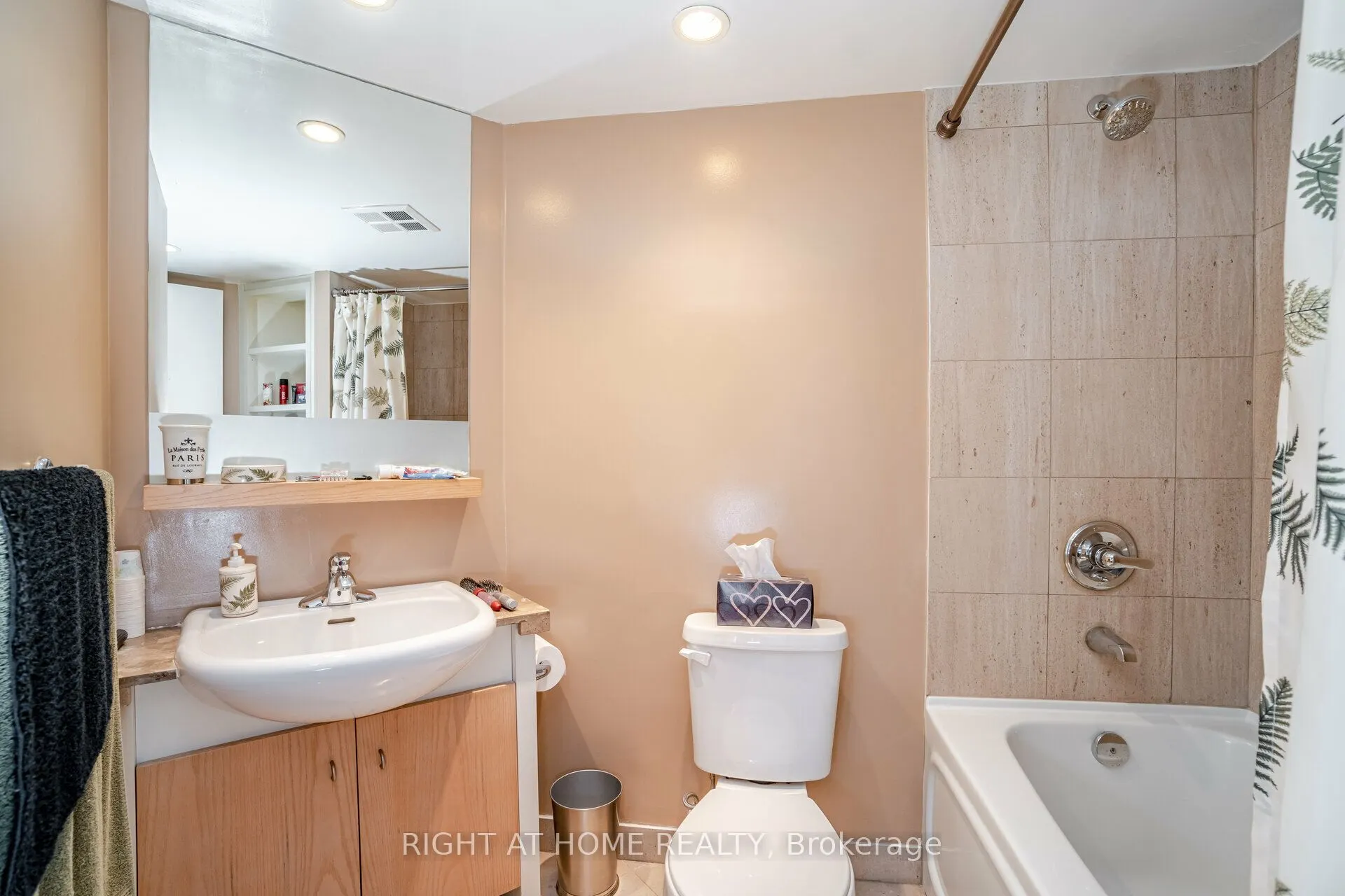 8 York Street S, #809