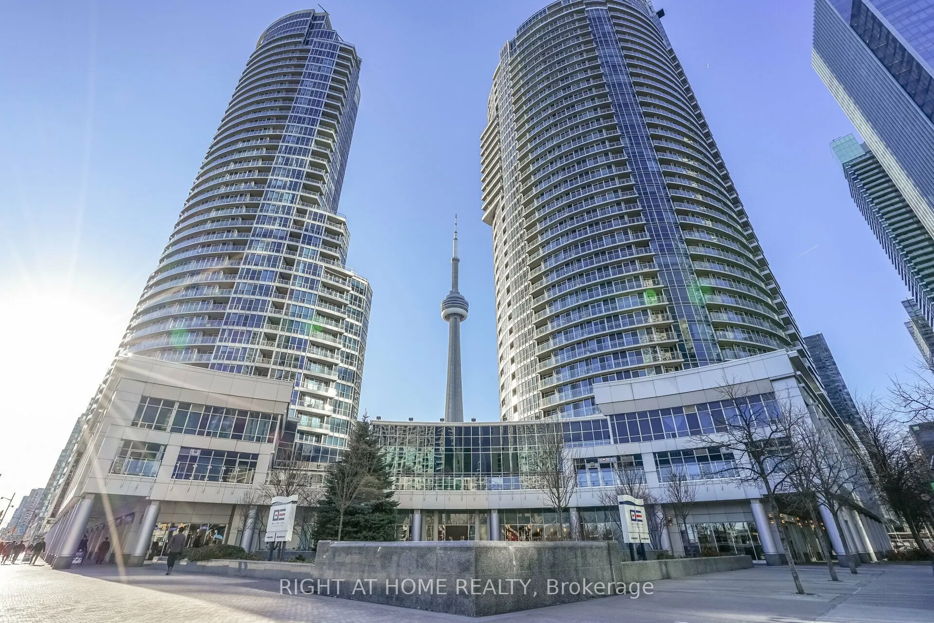 8 York Street S, #809