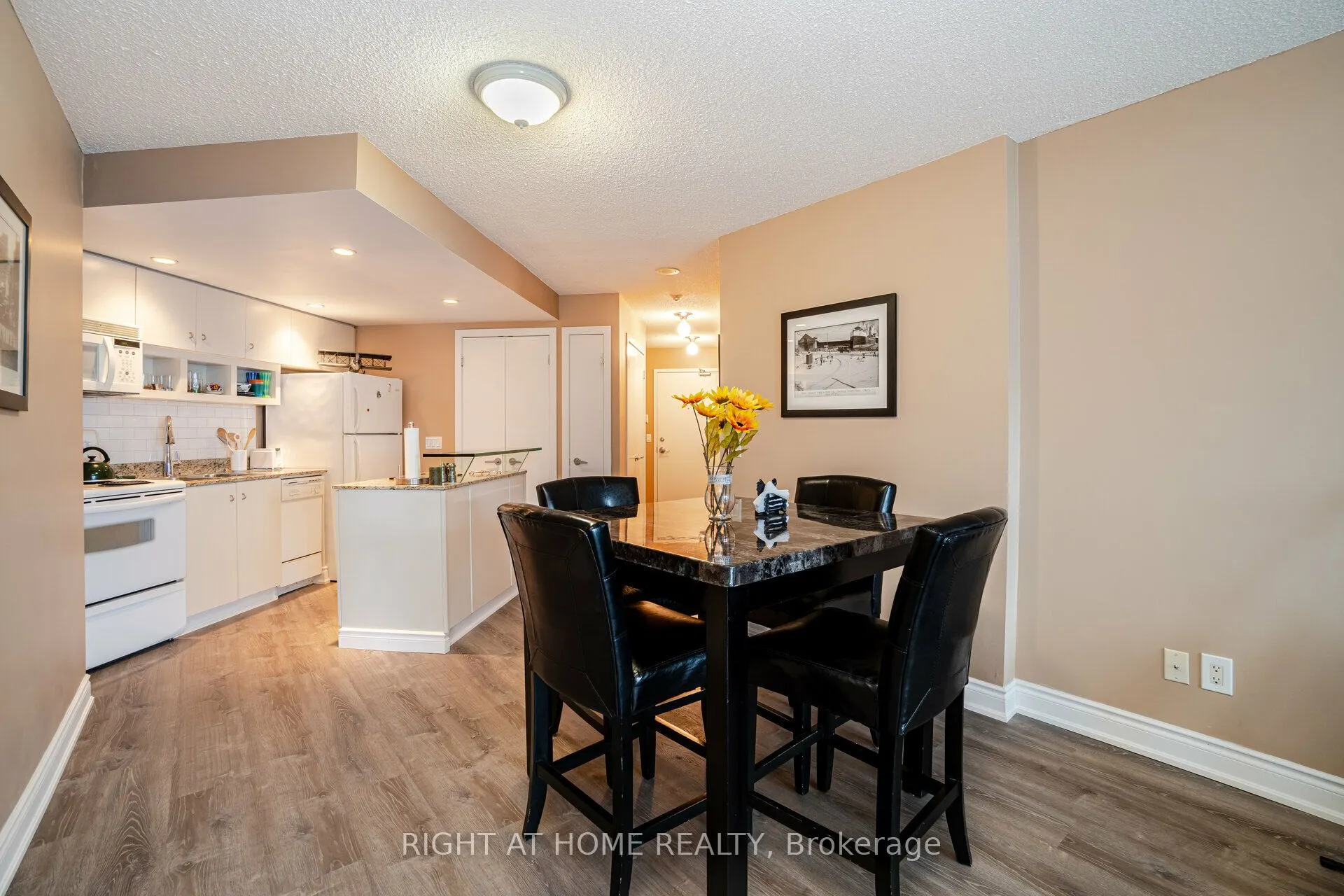 8 York Street S, #809