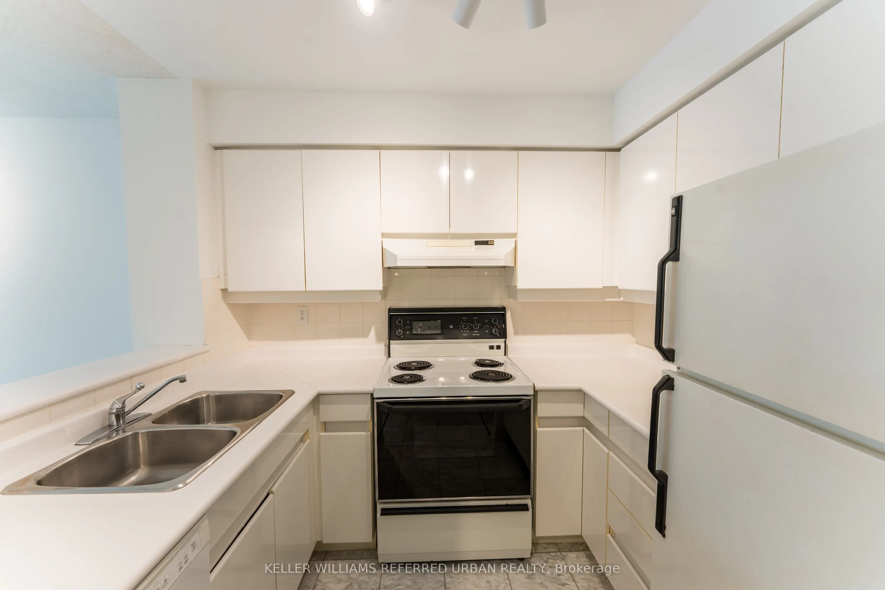 942 Yonge Street, #607