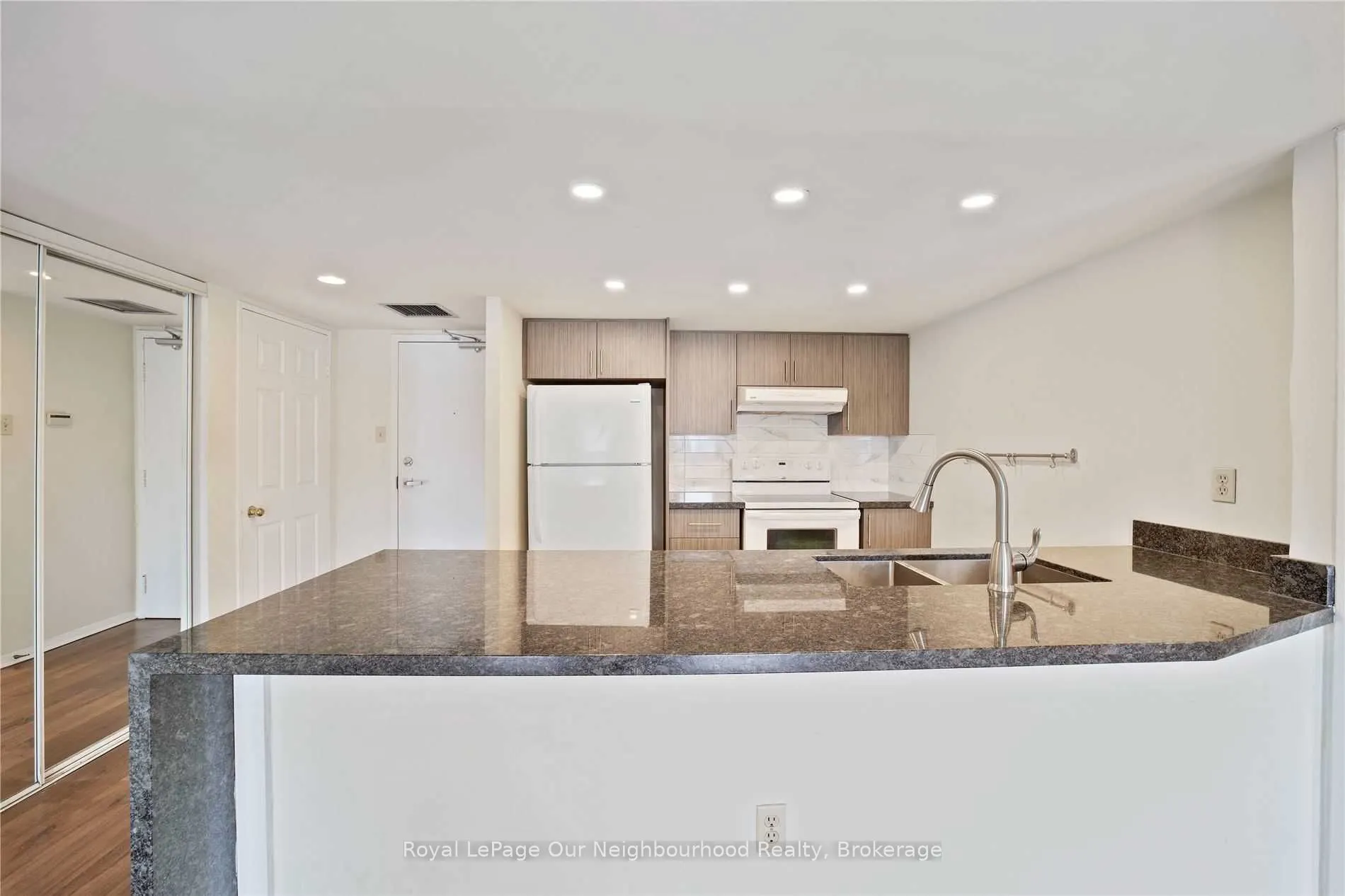 701 King Street W, #809