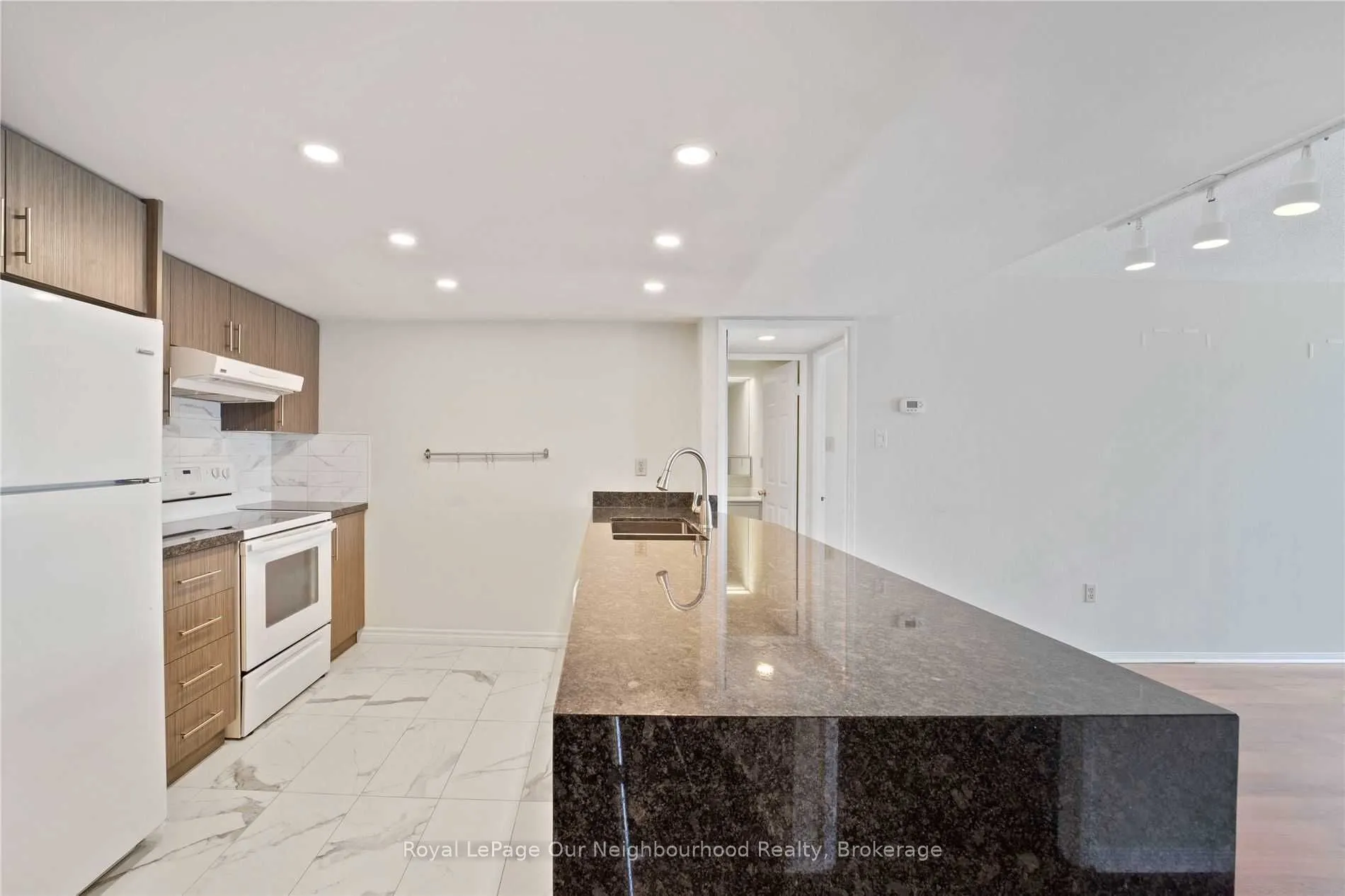 701 King Street W, #809