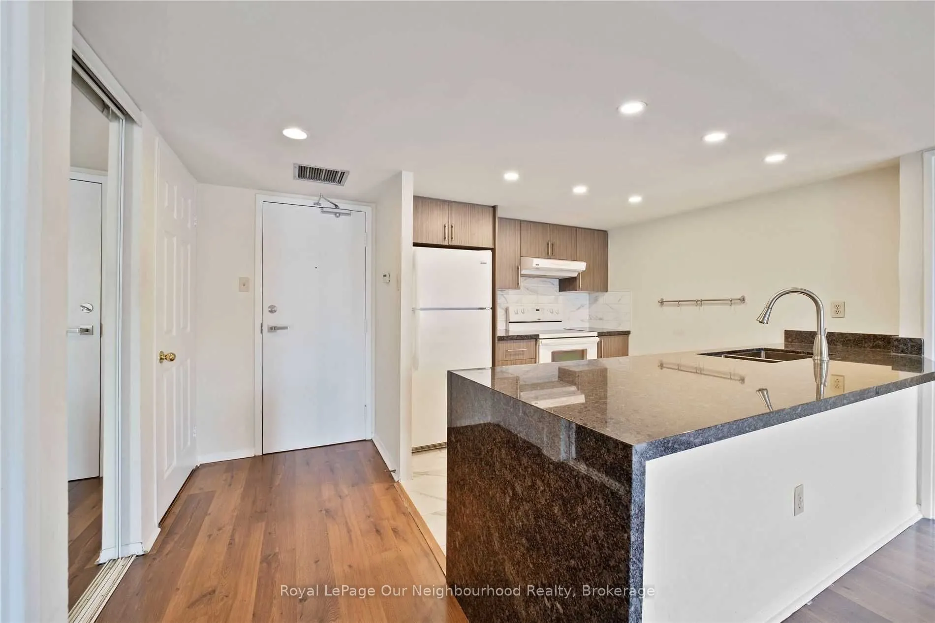 701 King Street W, #809