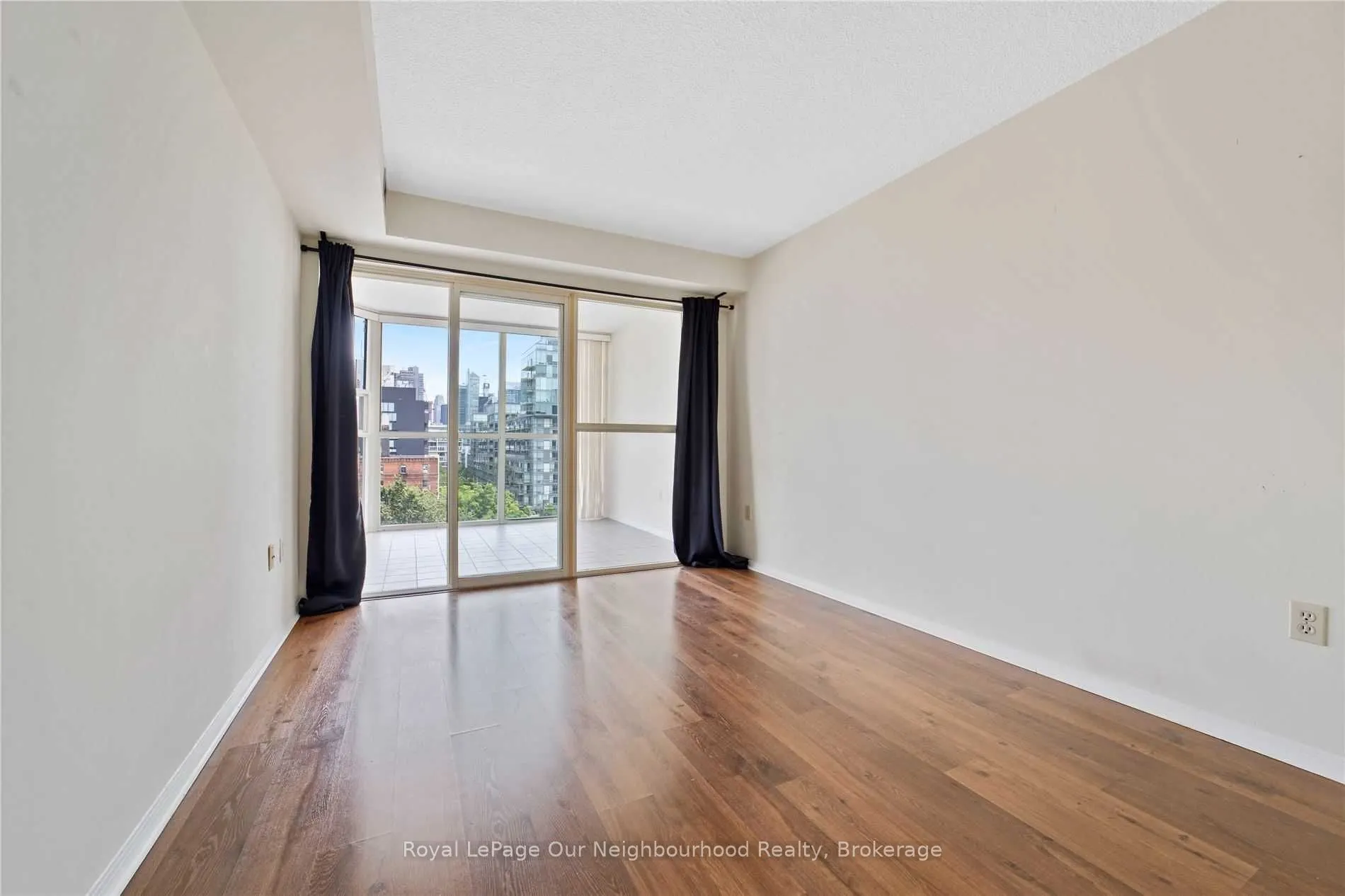 701 King Street W, #809