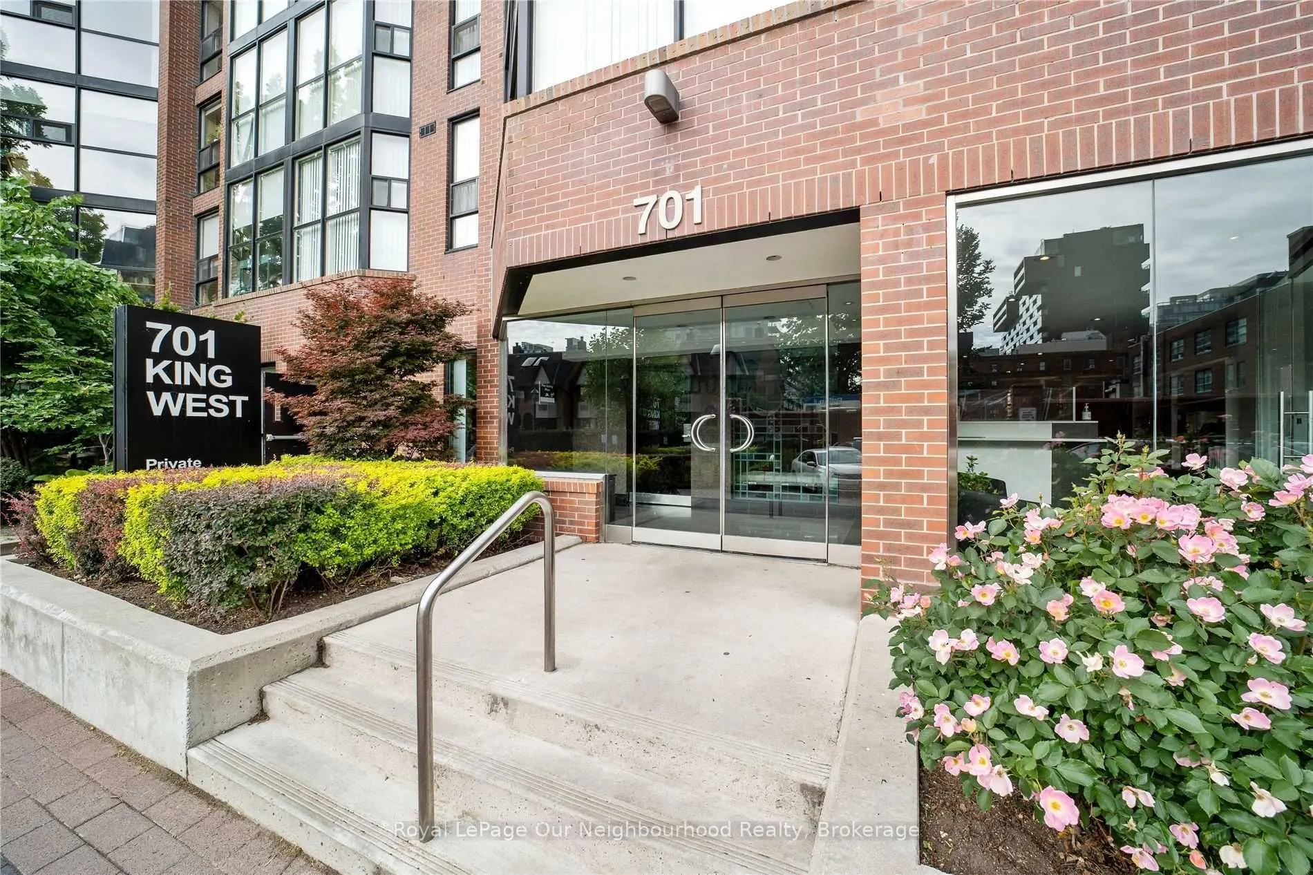 701 King Street W, #809